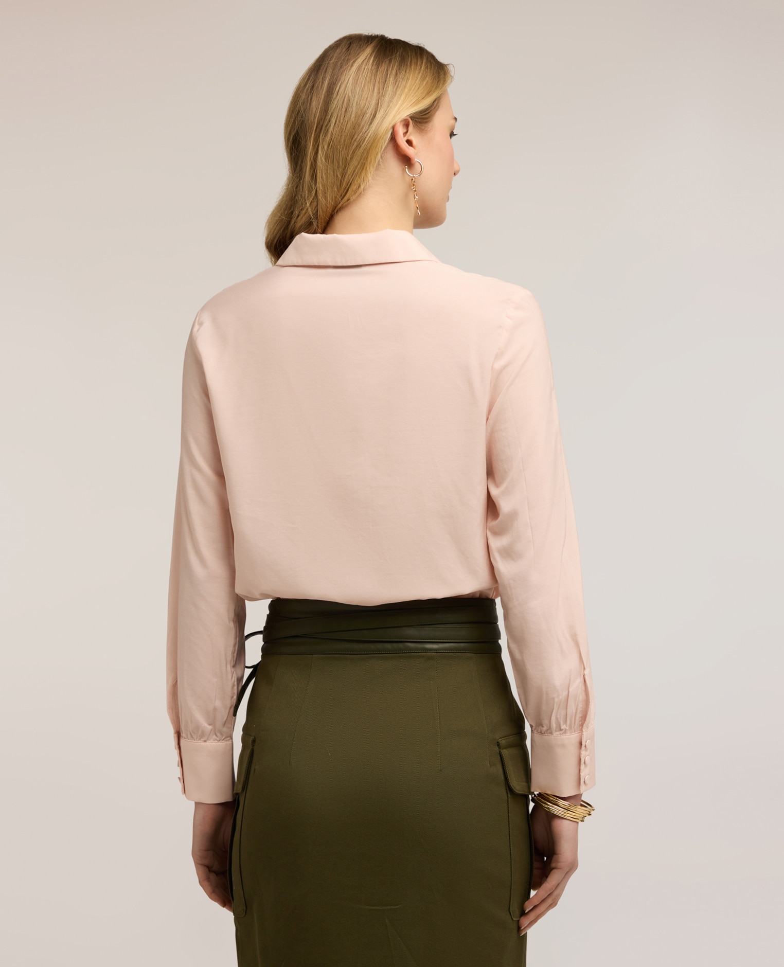 Blusa de mujer con cuello de satén apertura frontal con cuello de vela y botones forrados - Motivi - Rosa Rosa-2