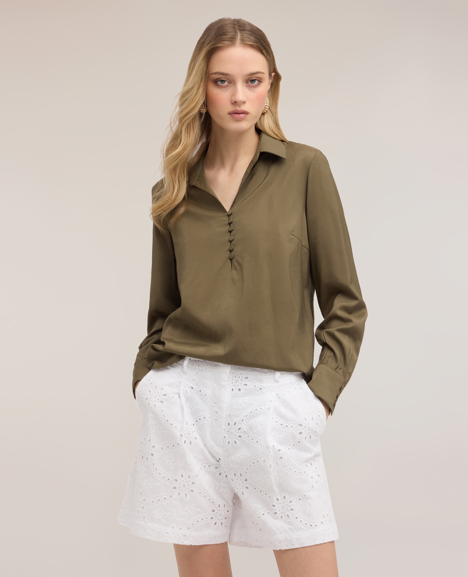 Blusa de mujer con cuello de satén apertura frontal con cuello de vela y botones forrados - Motivi - Verde militar Verde militar-1