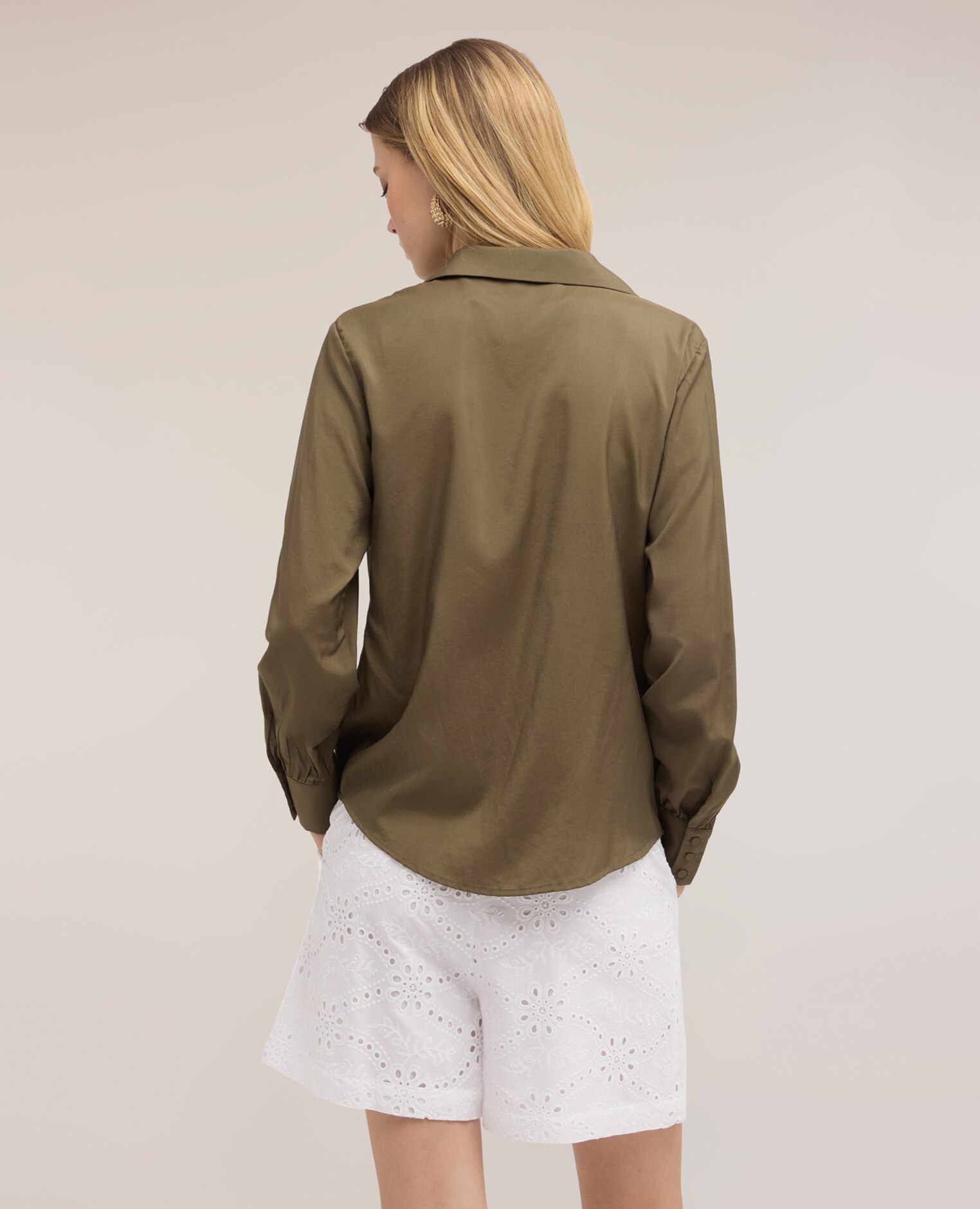 Blusa de mujer con cuello de satén apertura frontal con cuello de vela y botones forrados - Motivi - Verde militar Verde militar-2
