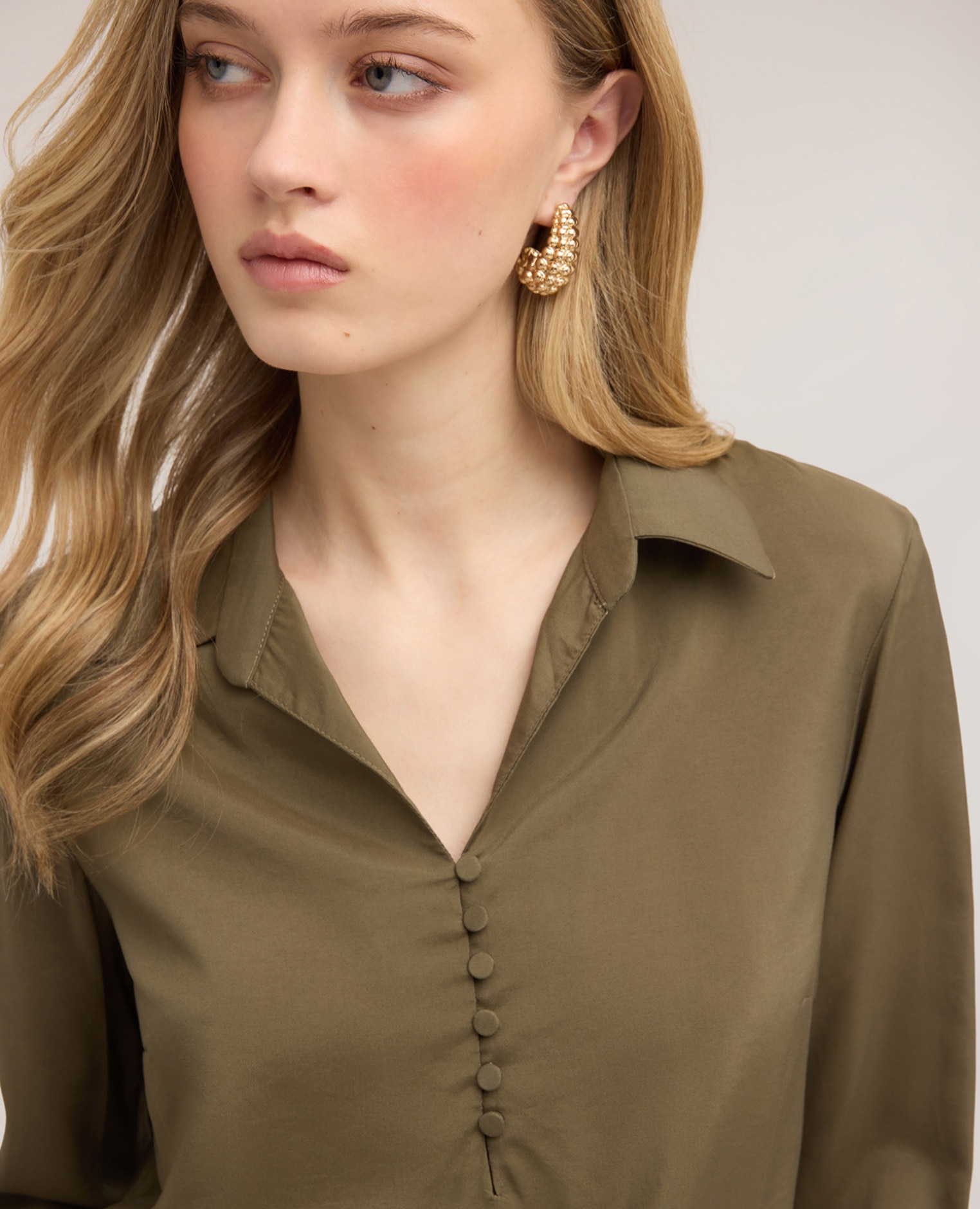 Blusa de mujer con cuello de satén apertura frontal con cuello de vela y botones forrados - Motivi - Verde militar Verde militar-4