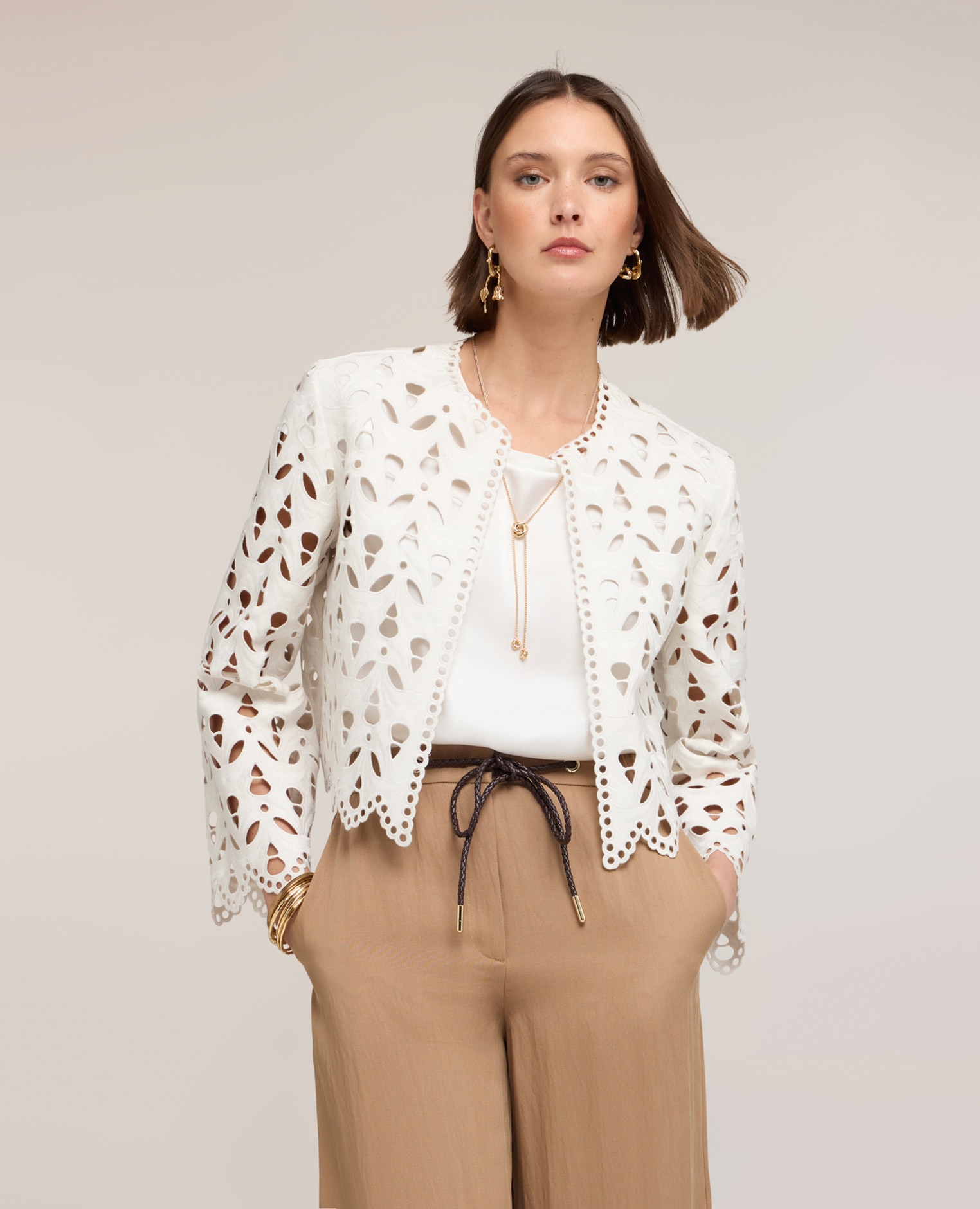Motivi - Chaqueta de mujer coated efecto sangallo corte corto sin cierre.