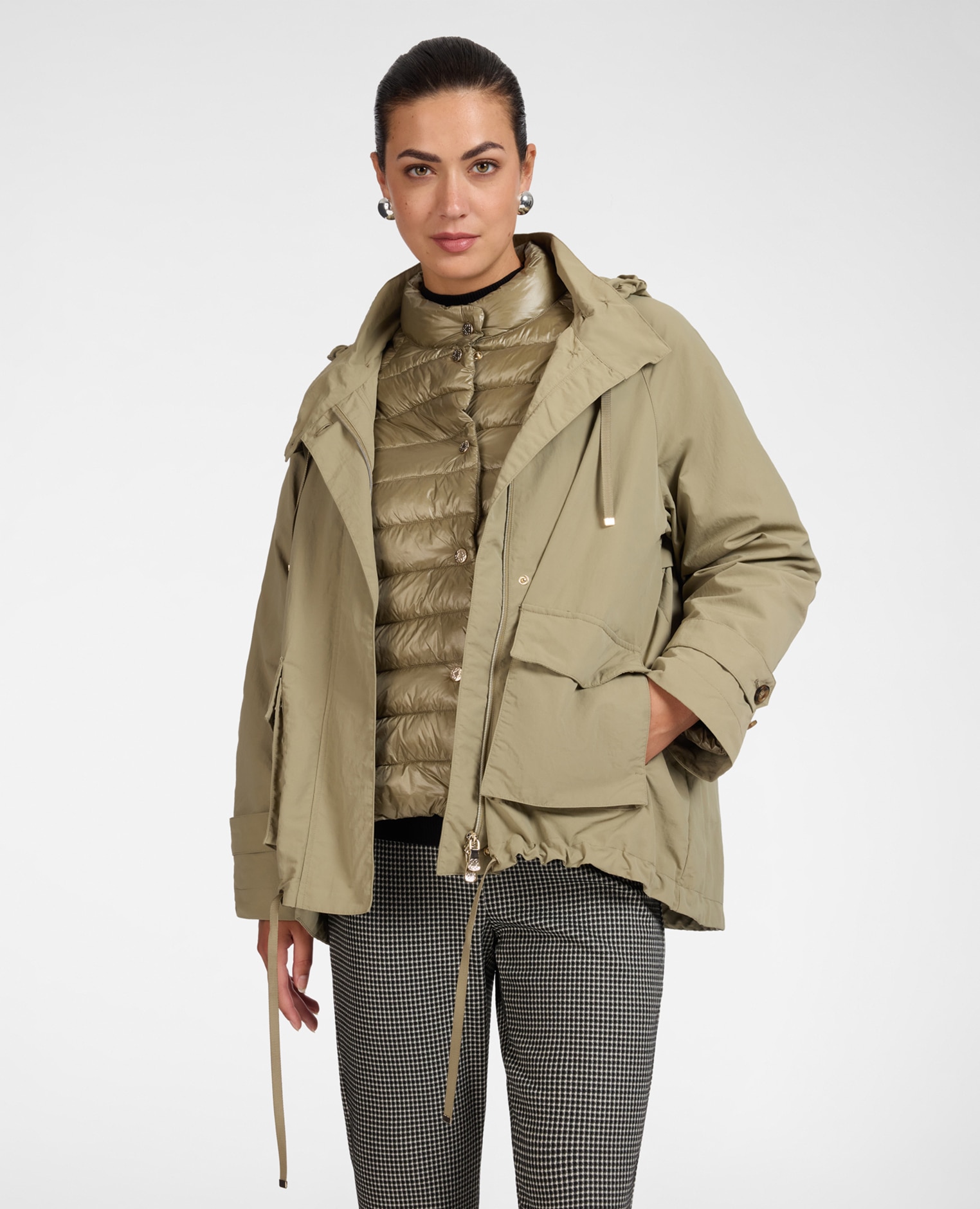 Parka de mujer con bolsillos cargo ajuste acampanado largo medio cierre con cremallera y botones - Elena Miró - Verde militar Verde militar-1