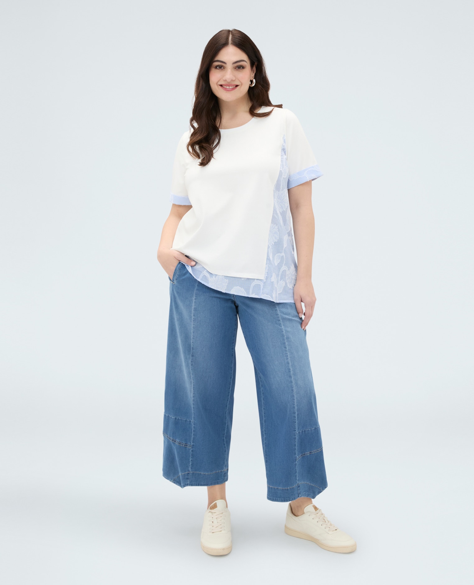 Fiorella Rubino - Vaqueros de mujer baggy en denim efecto lavado bolsillos delanteros cierre con botones y cremallera delante y elástico detrás.