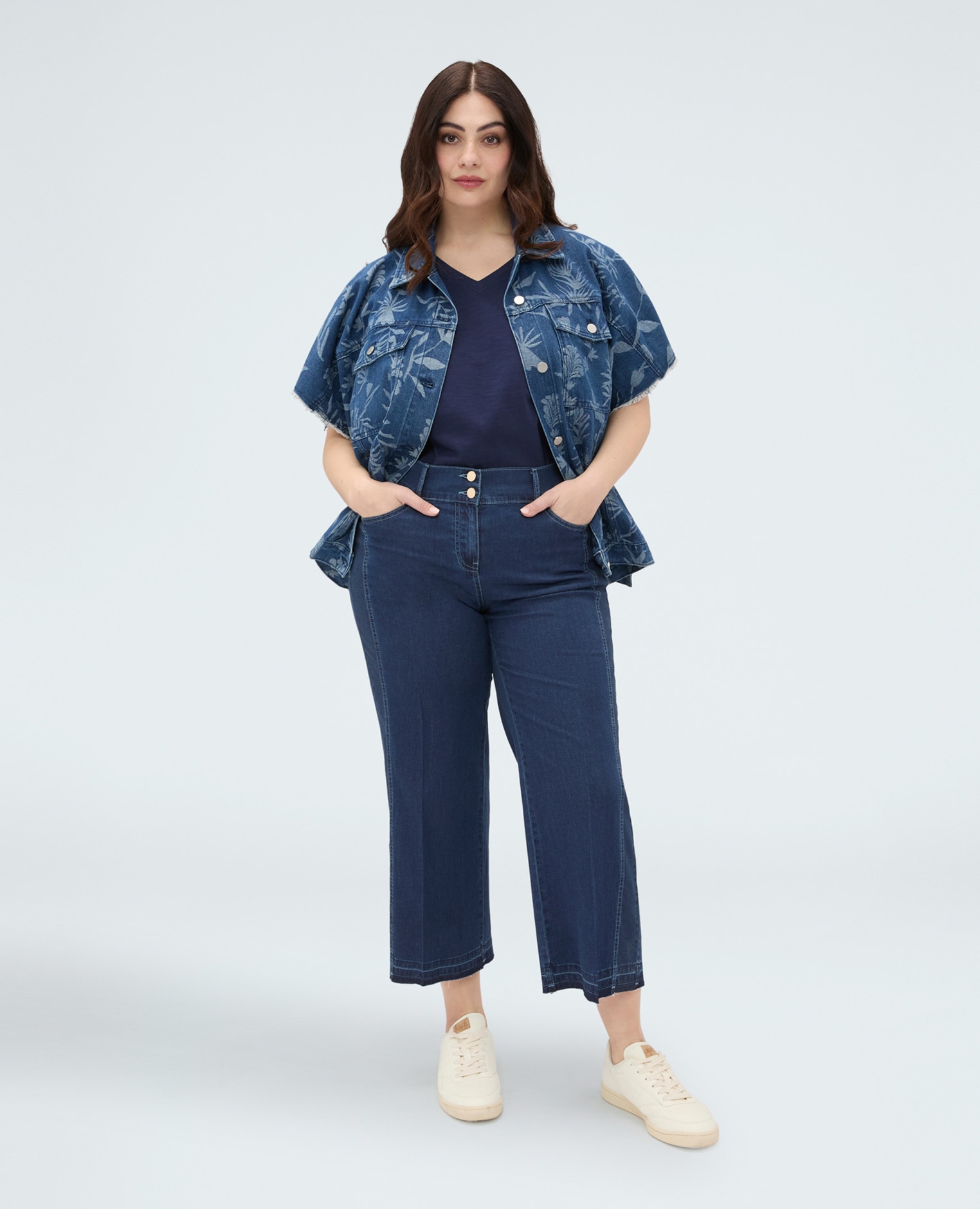 Vaqueros de mujer cropped en denim ligero cierre con doble botón y cremallera delante y elástico detrás - Fiorella Rubino - Azul Azul-1