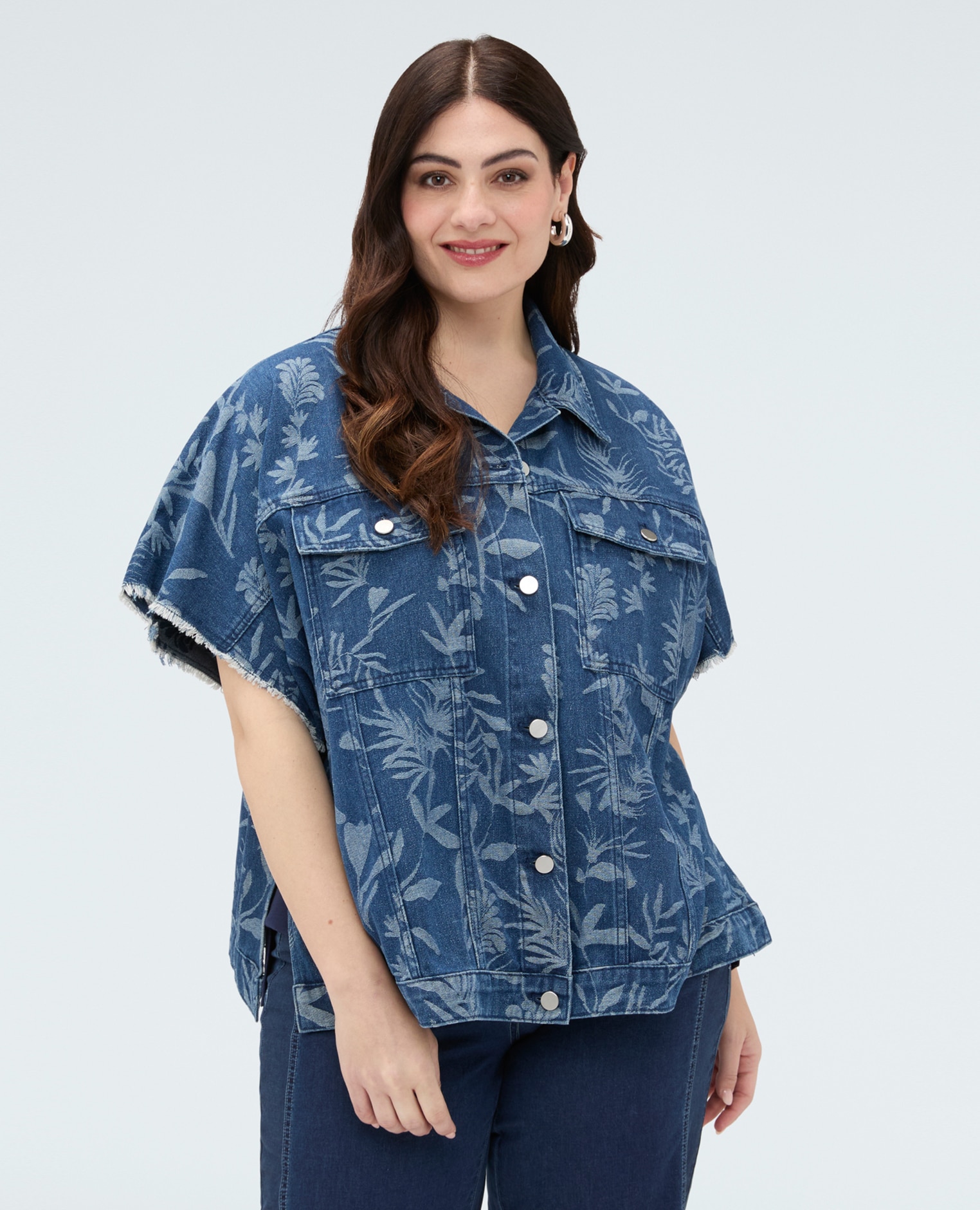 Camisa de mujer de denim con motivo jacquard foliage corte boxy con ajuste cómodo y dos bolsillos aplicados en el pecho con solapa - Fiorella Rubino - Azul Azul-1