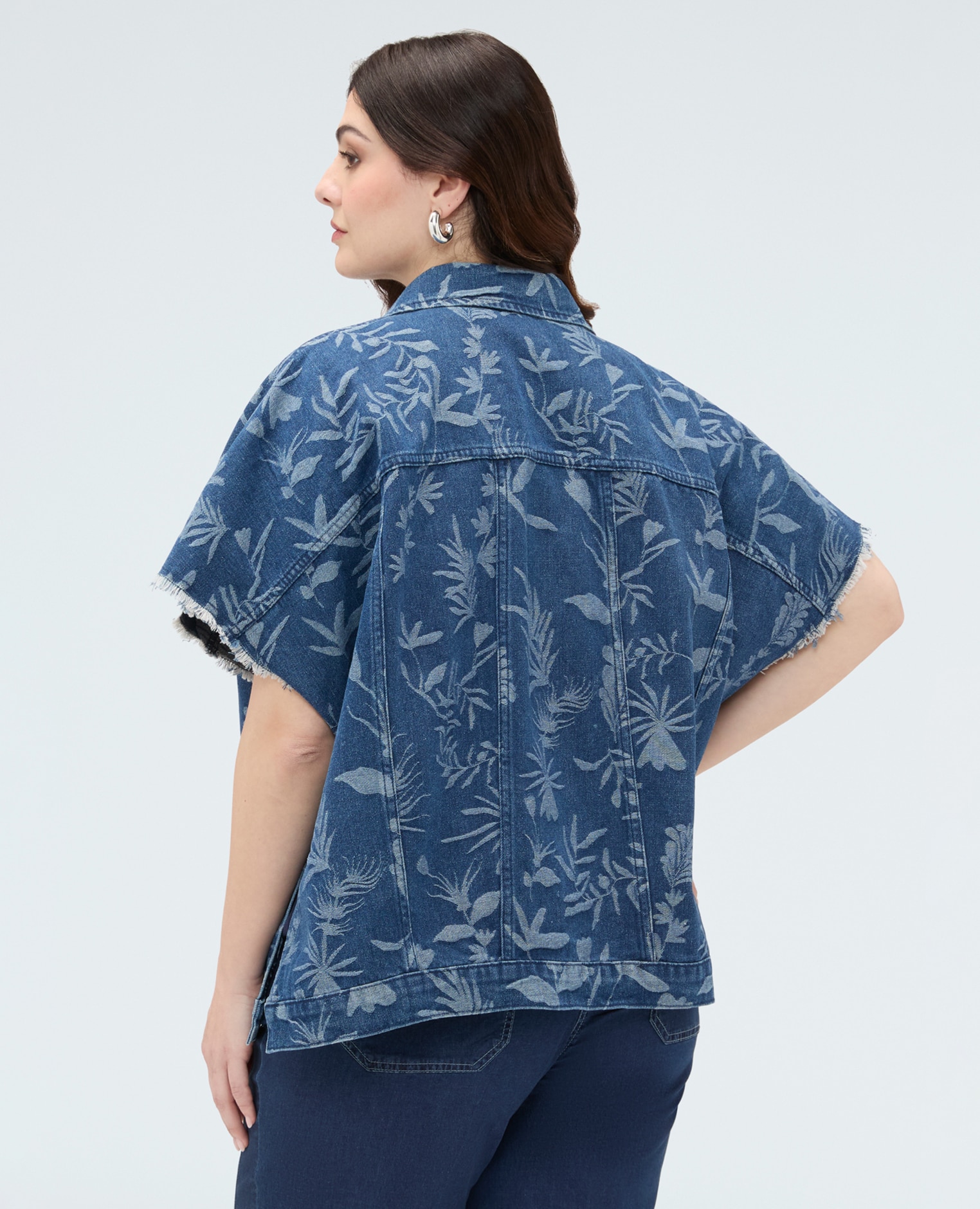 Camisa de mujer de denim con motivo jacquard foliage corte boxy con ajuste cómodo y dos bolsillos aplicados en el pecho con solapa - Fiorella Rubino - Azul Azul-2