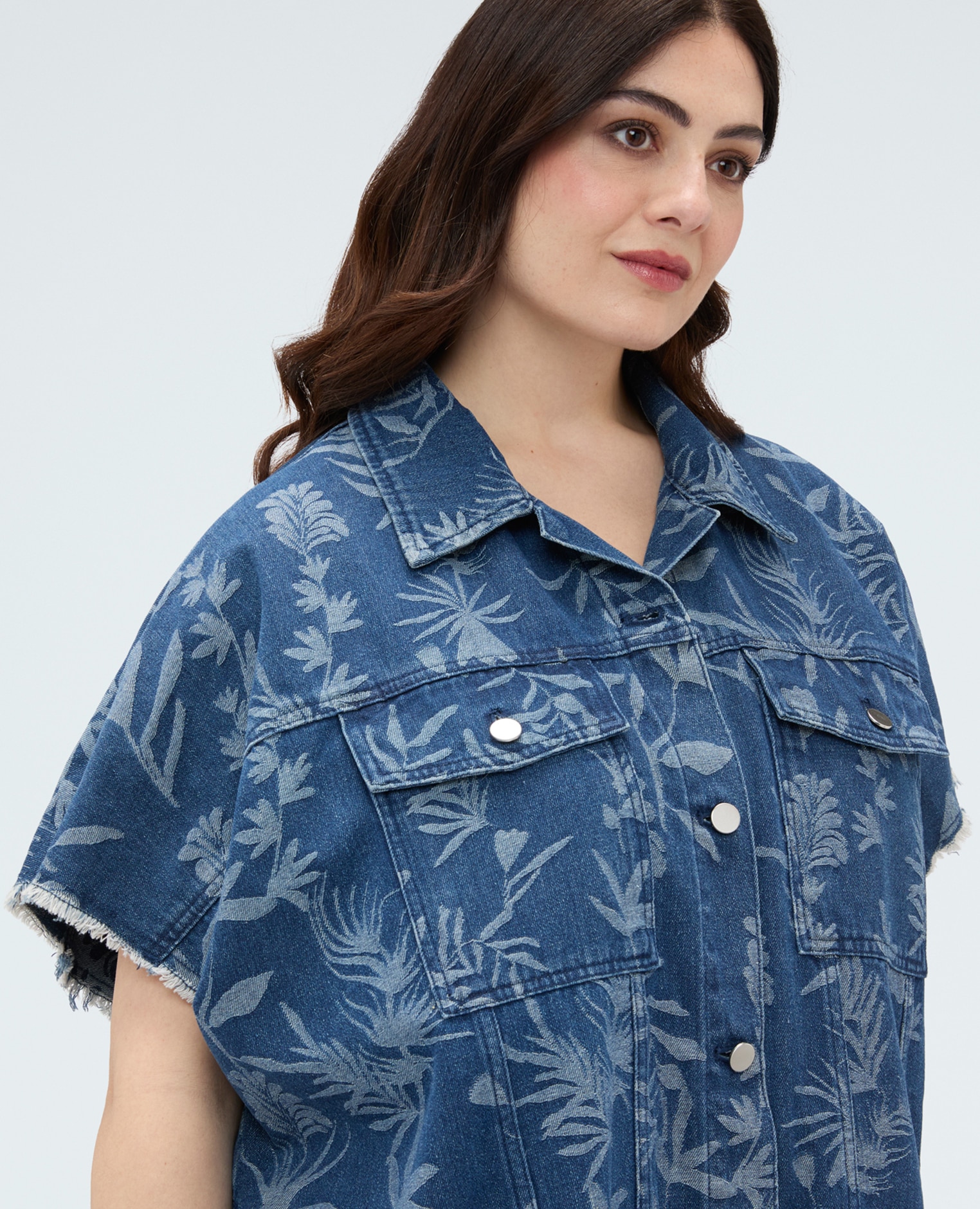 Camisa de mujer de denim con motivo jacquard foliage corte boxy con ajuste cómodo y dos bolsillos aplicados en el pecho con solapa - Fiorella Rubino - Azul Azul-3