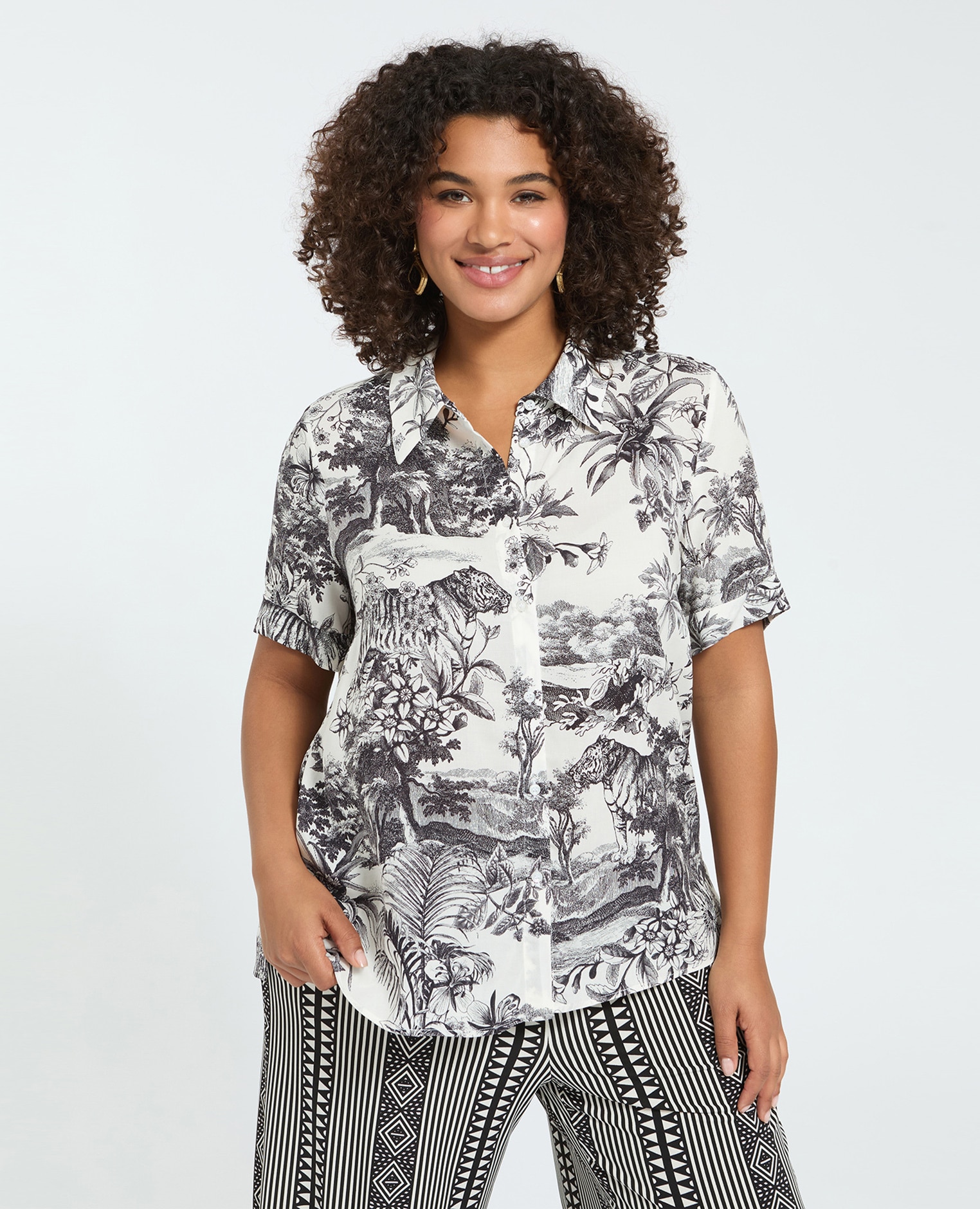 Camisa de mujer boxy con estampado exótico versátil y fácil de combinar se presta a mil combinaciones diferentes - Fiorella Rubino - Negro Negro-1