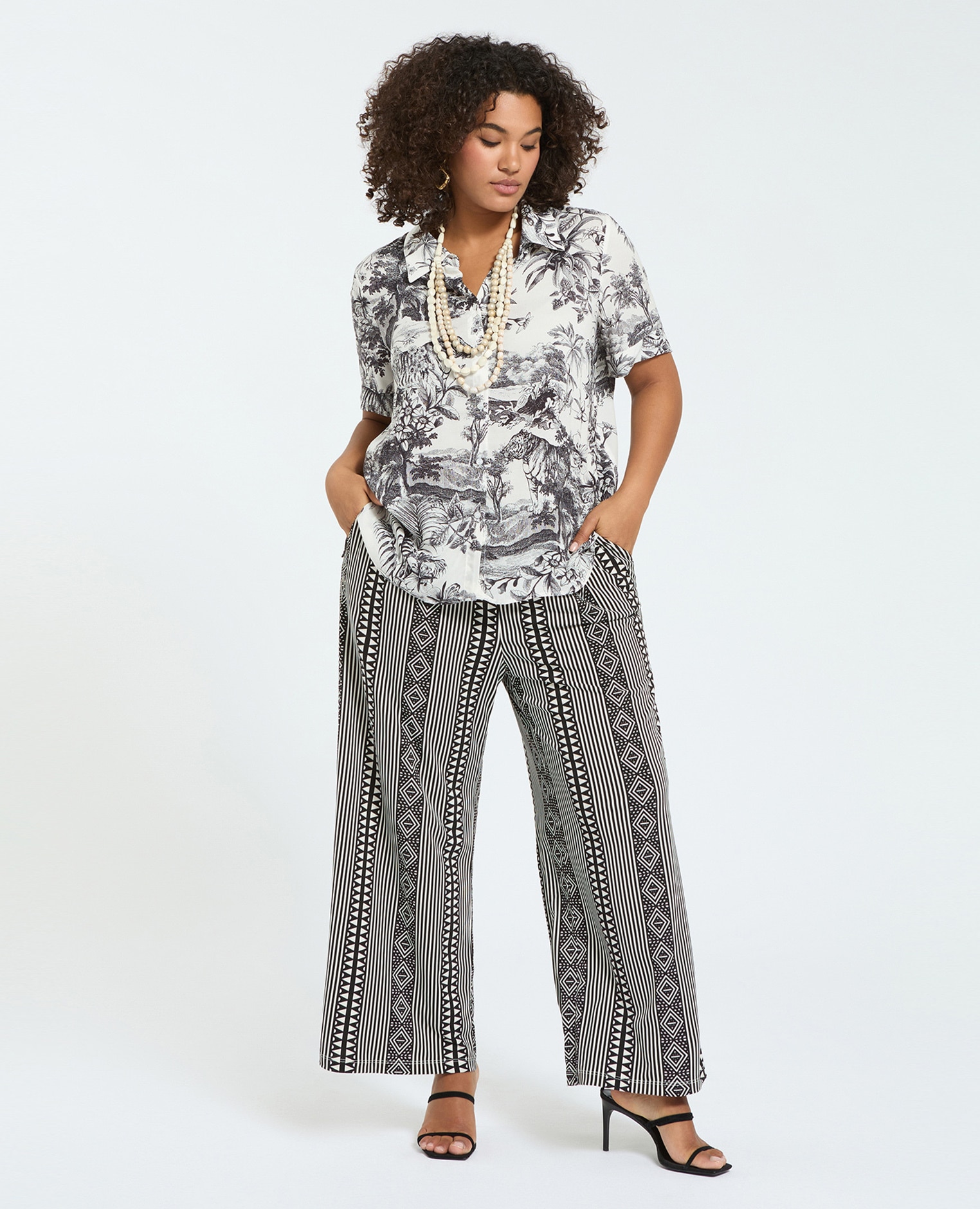 Camisa de mujer boxy con estampado exótico versátil y fácil de combinar se presta a mil combinaciones diferentes - Fiorella Rubino - Negro Negro-3
