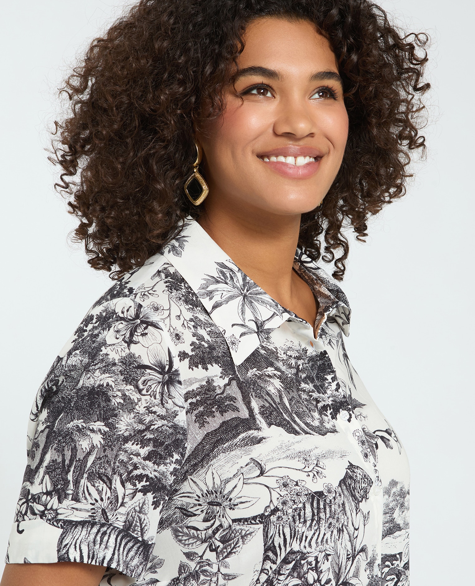 Camisa de mujer boxy con estampado exótico versátil y fácil de combinar se presta a mil combinaciones diferentes - Fiorella Rubino - Negro Negro-4