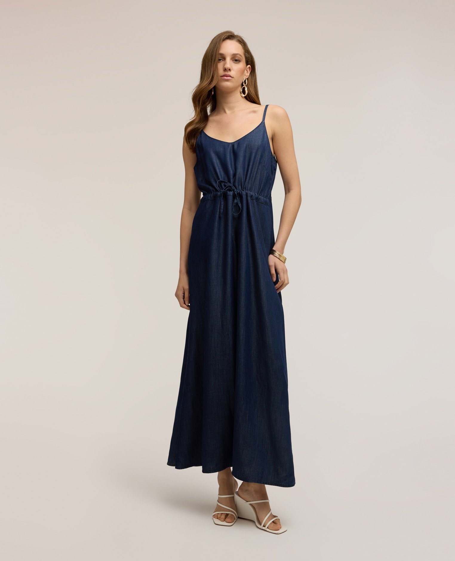 Motivi - Vestido largo en denim lyocell tirantes finos ajustables cintura definida con cordón.