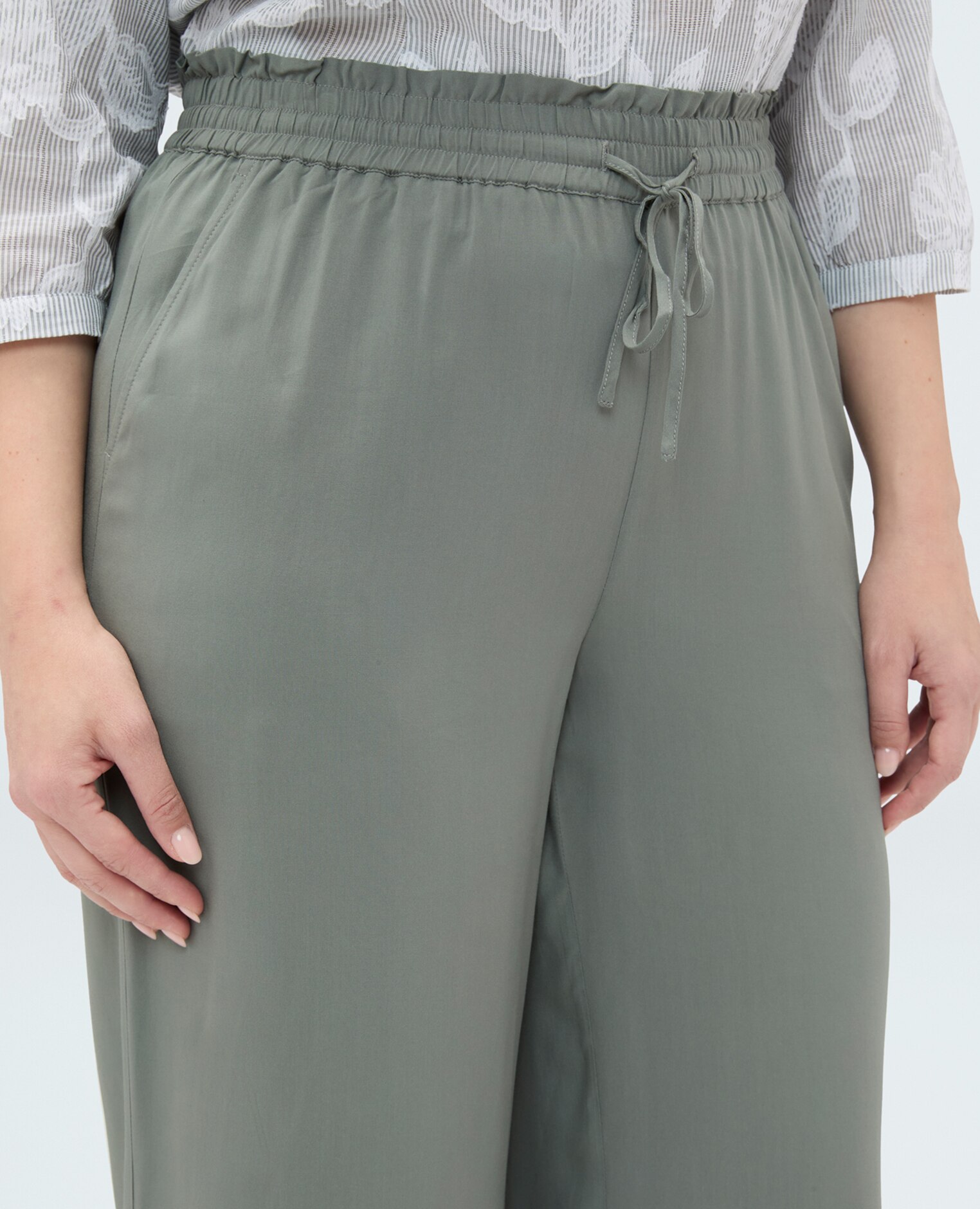 Pantalones de mujer wide leg con detalle ajour cintura elástica con cordón ajustable - Fiorella Rubino - Verde militar Verde militar-4