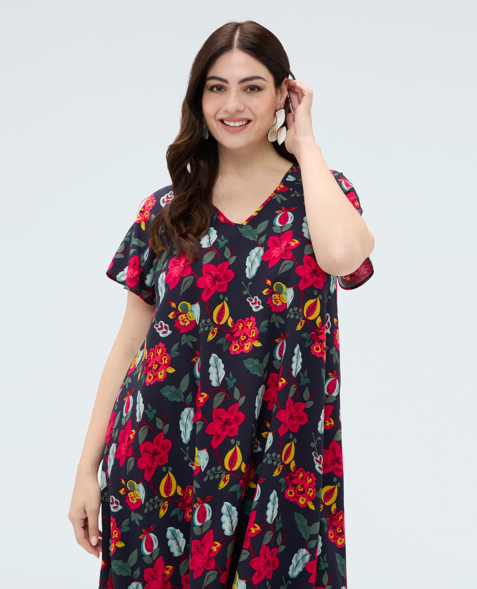 Vestido largo de viscosa con estampado floral escote en v mangas cortas tipo kimono y bajo asimétrico - Fiorella Rubino - Azul Azul-4