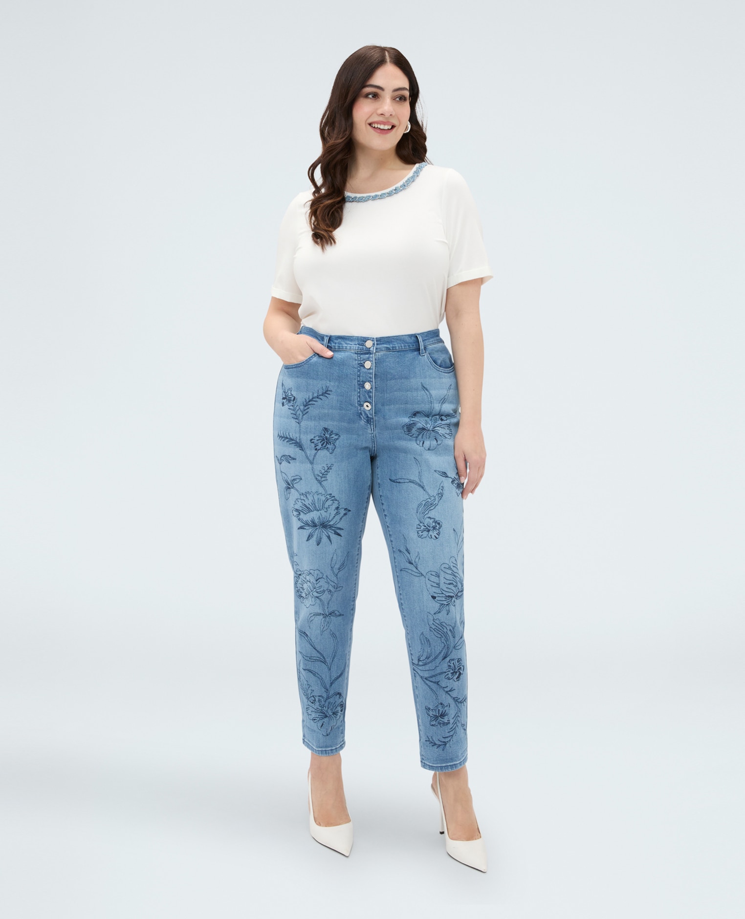 Jeans de mujer barrel con bordado floral cierre con botones y cremallera delante y elástico en la cintura detrás - Fiorella Rubino - Azul claro Azul claro-1