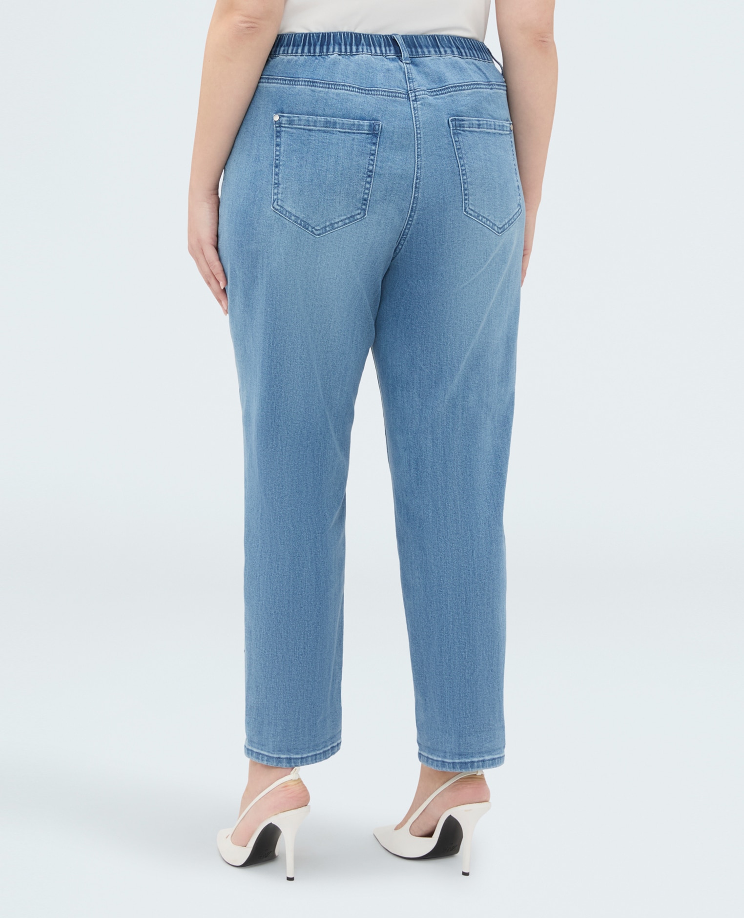 Jeans de mujer barrel con bordado floral cierre con botones y cremallera delante y elástico en la cintura detrás - Fiorella Rubino - Azul claro Azul claro-2
