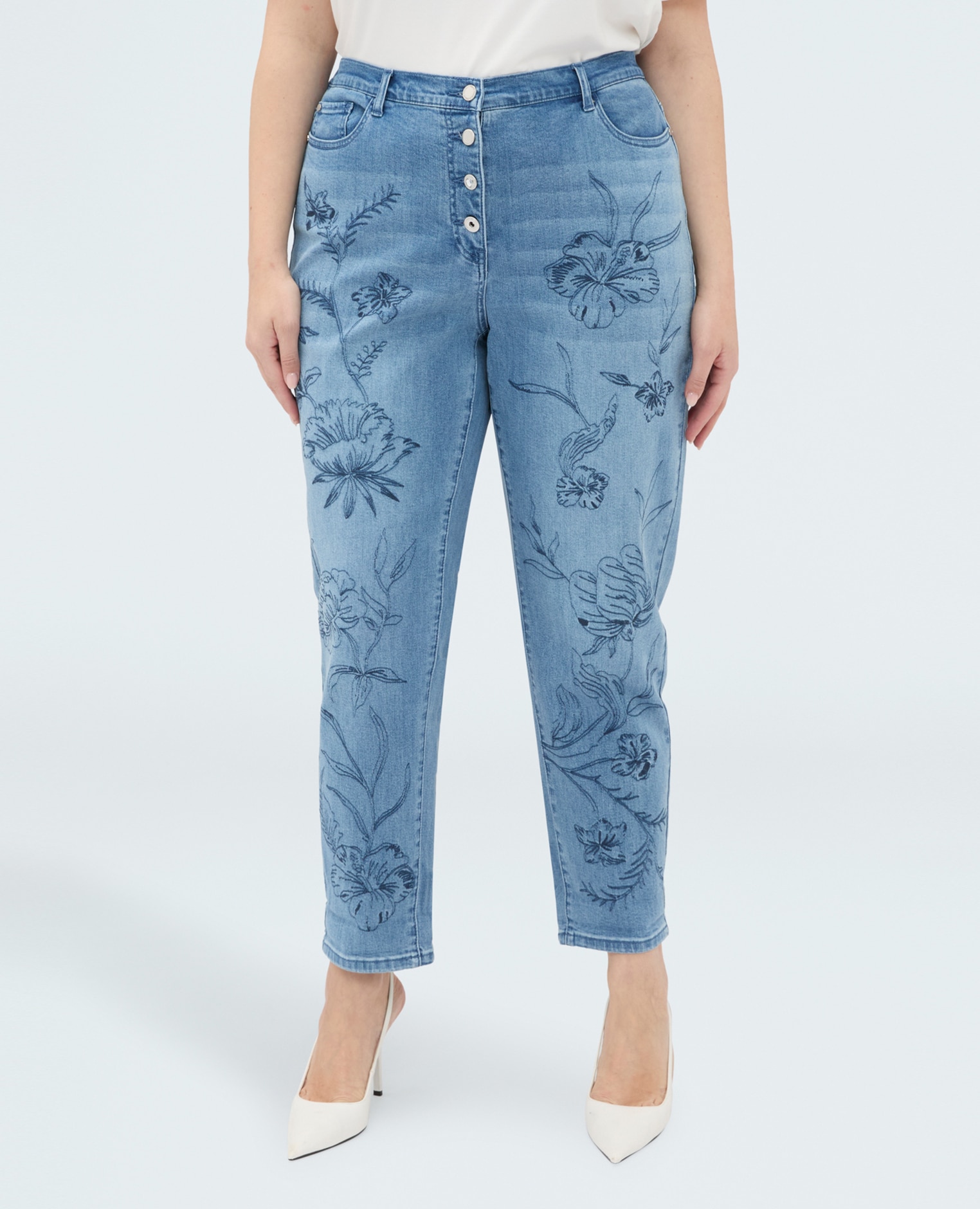 Jeans de mujer barrel con bordado floral cierre con botones y cremallera delante y elástico en la cintura detrás - Fiorella Rubino - Azul claro Azul claro-3