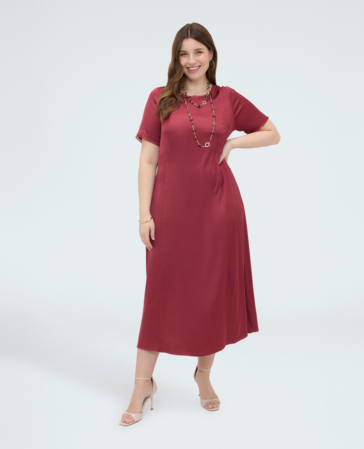 Fiorella Rubino - Vestido línea a en raso con detalles deshilachados cuello redondo y mangas cortas con detalle deshilachado.