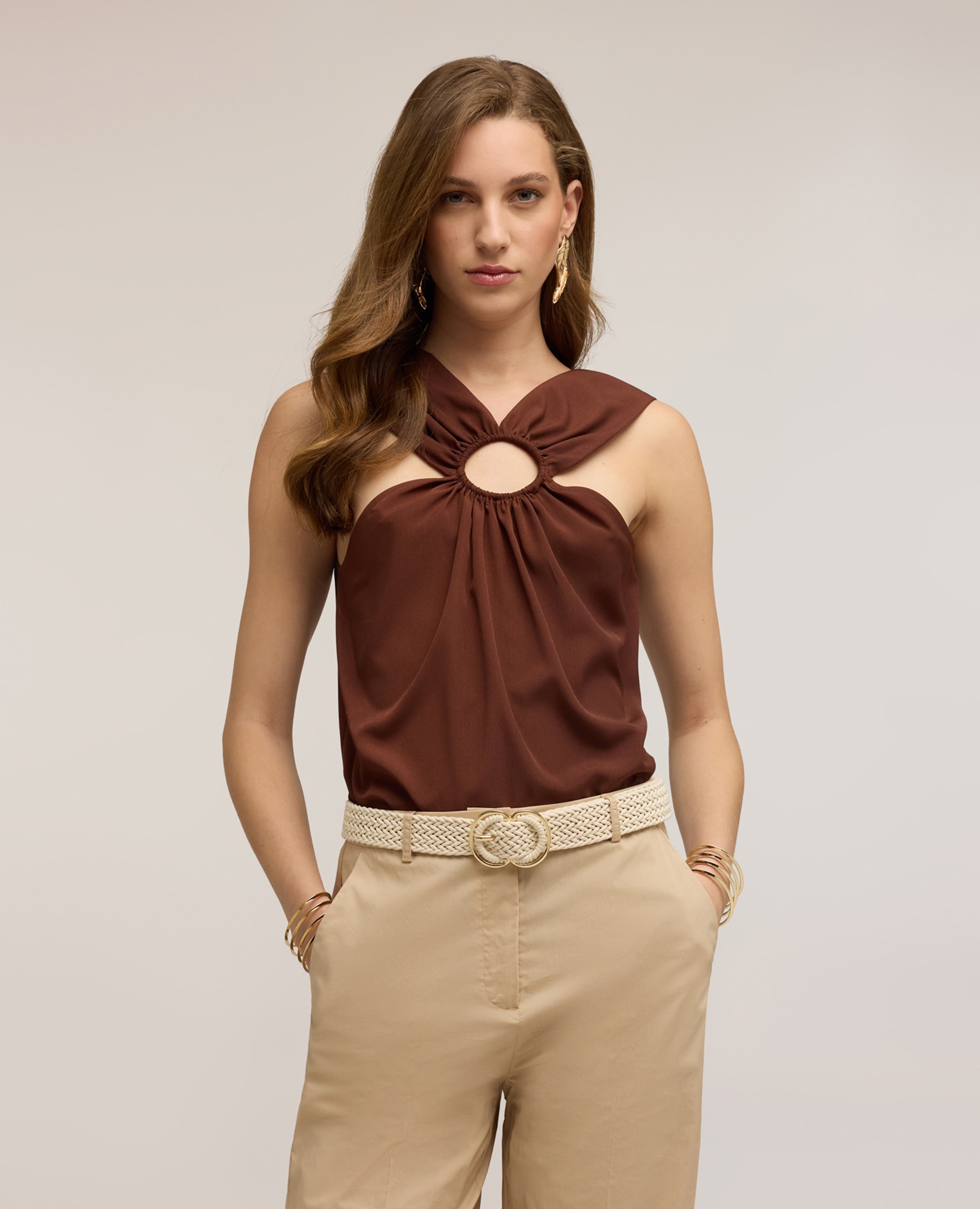 Top de mujer de crepé de china con anilla escote halter con detalle de anilla - Motivi - Marrón Marrón-1