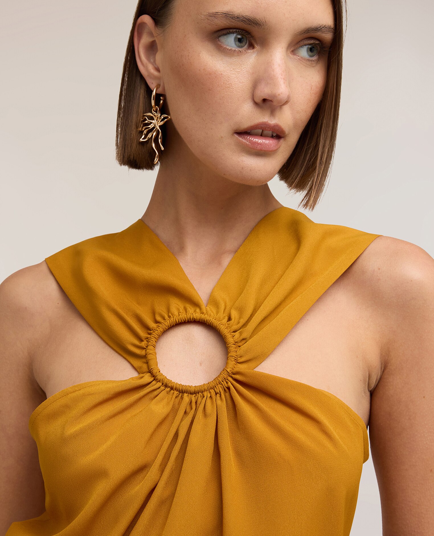 Top de mujer de crepé de china con anilla escote halter con detalle de anilla - Motivi - Amarillo Amarillo-4