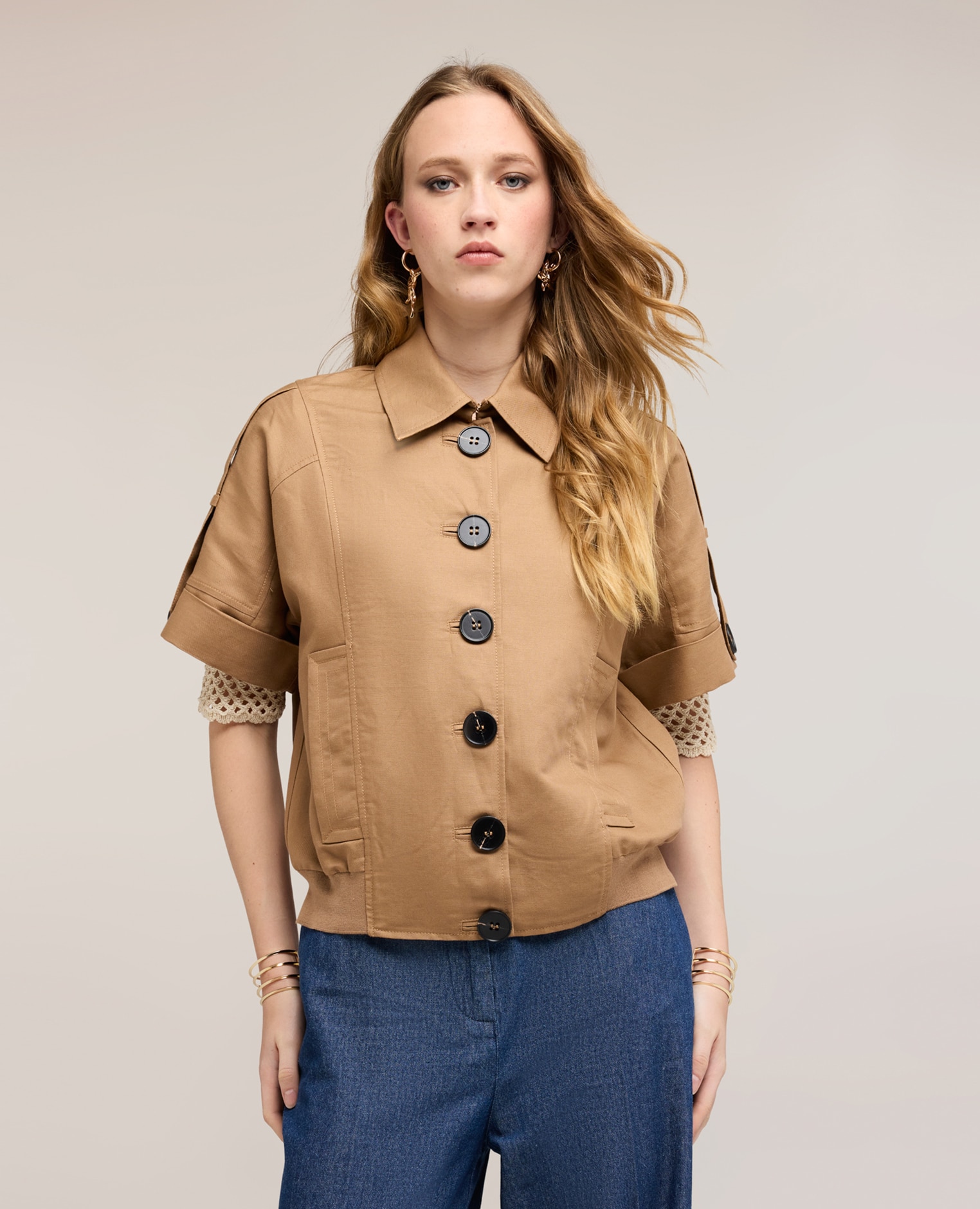 Imagen 0 de Chaqueta de mujer de manga corta mezcla de lino modelo con ajuste oversize cierre frontal con botones Marrón