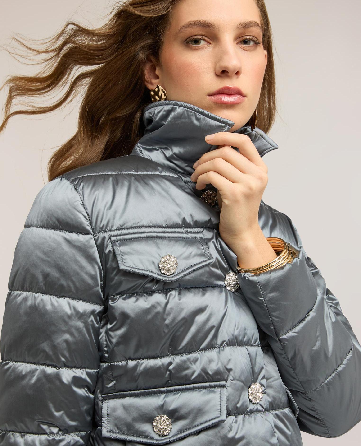 Plumífero de mujer lightweight corto con botones joya abertura frontal con cuello de vela con botones joya - Motivi - Gris Gris-1