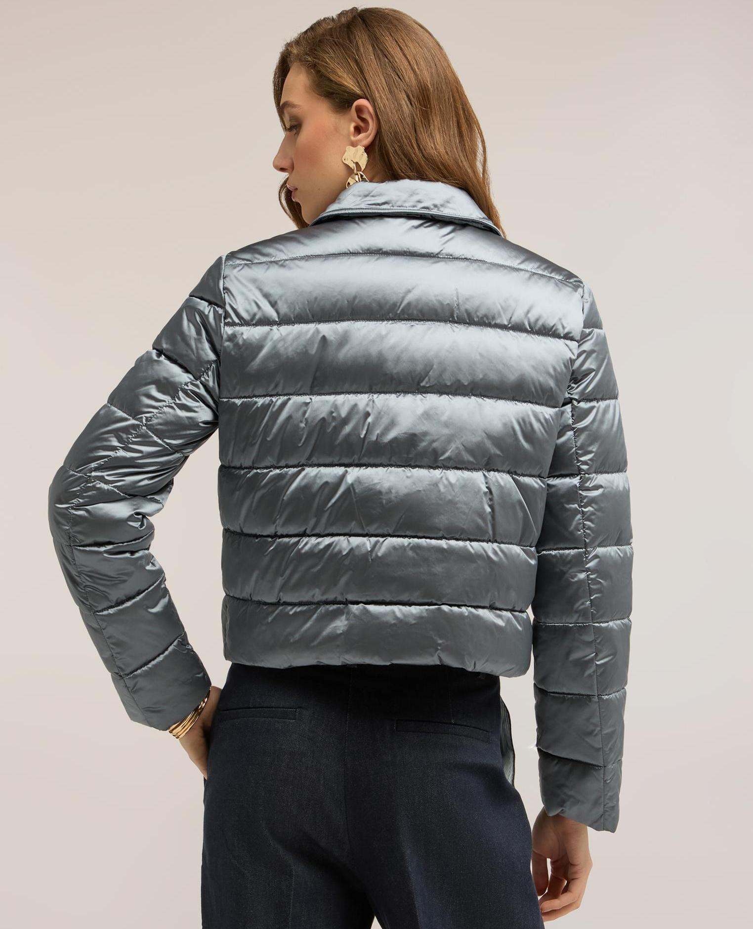 Plumífero de mujer lightweight corto con botones joya abertura frontal con cuello de vela con botones joya - Motivi - Gris Gris-2