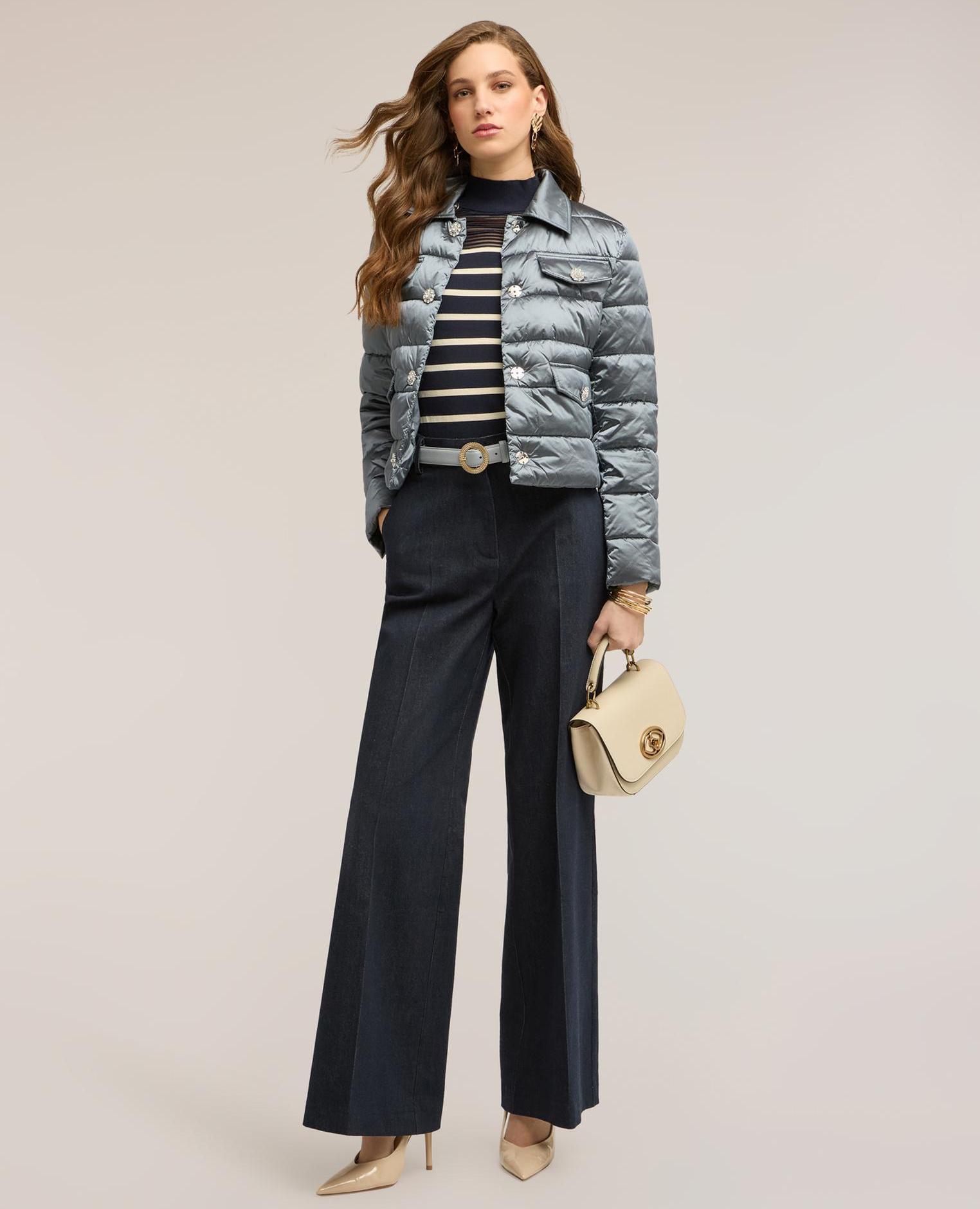 Plumífero de mujer lightweight corto con botones joya abertura frontal con cuello de vela con botones joya - Motivi - Gris Gris-3