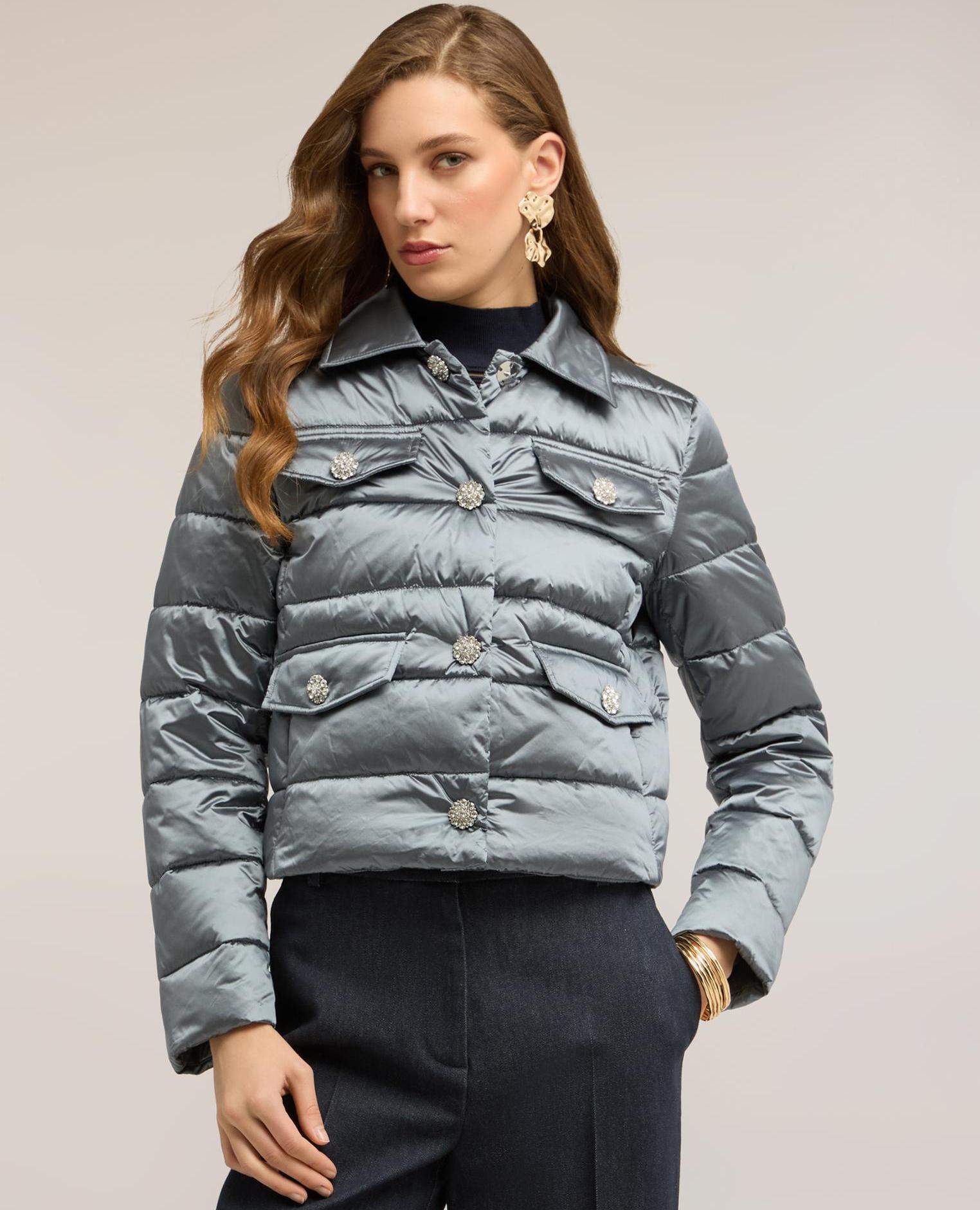 Plumífero de mujer lightweight corto con botones joya abertura frontal con cuello de vela con botones joya - Motivi - Gris Gris-4