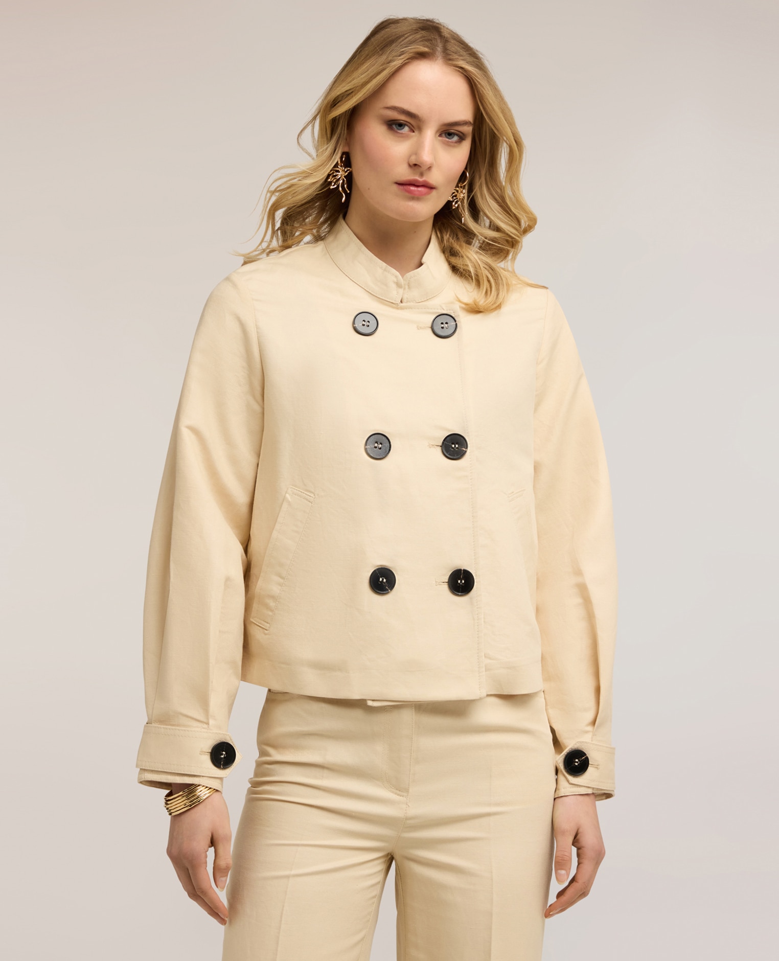 Motivi - Chaqueta de mujer cruzada de mezcla de lino modelo con ajuste regular y cierre con botones.
