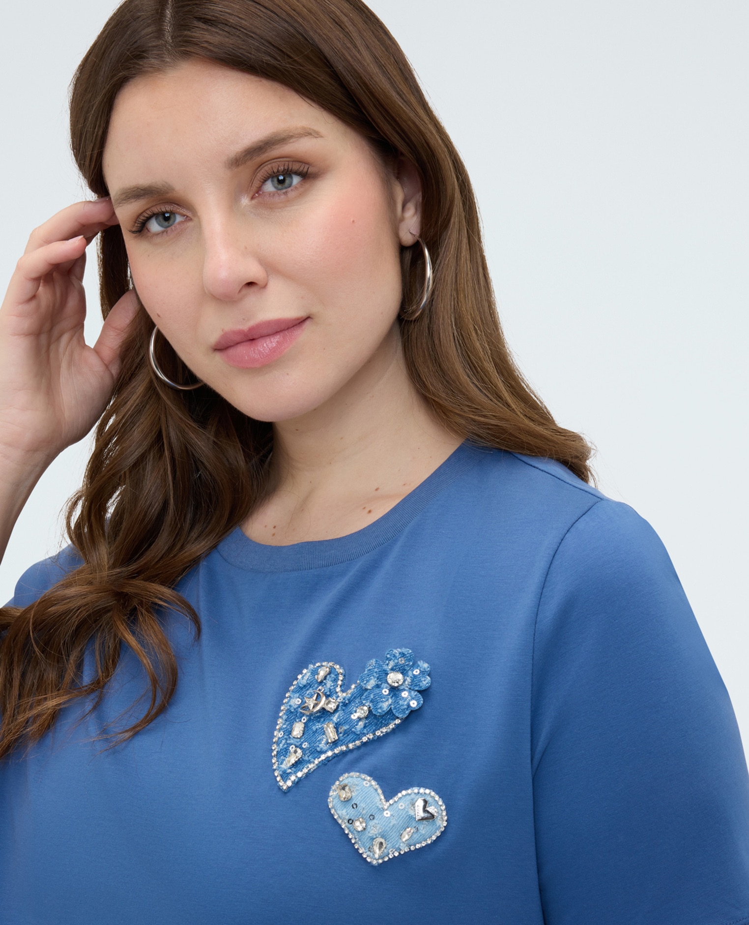 Camiseta de mujer de algodón con corazones y estrás aplicaciones decorativas en forma de corazón en la parte delantera - Fiorella Rubino - Azul Azul-4