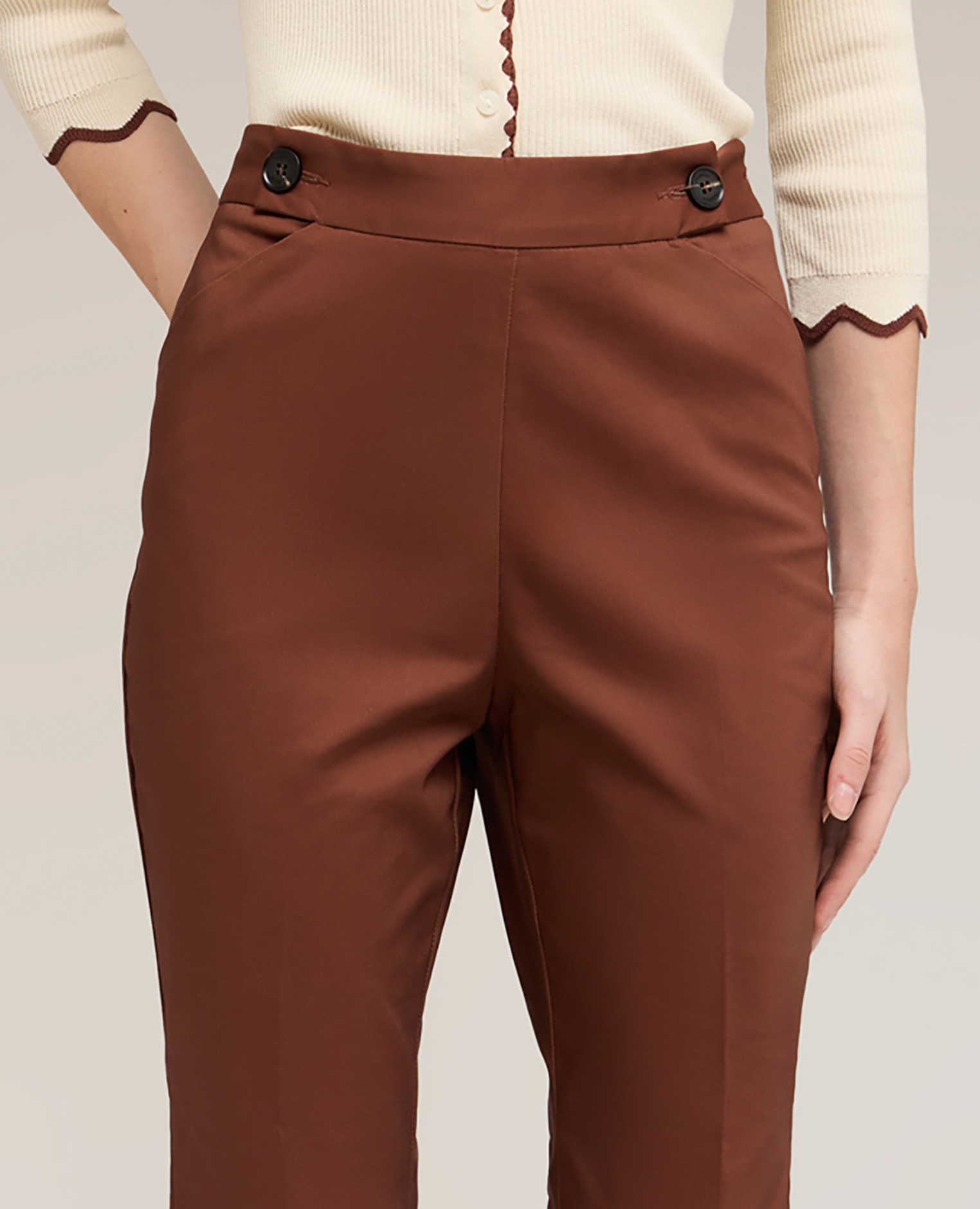 Pantalones de mujer kick flare de algodón técnico talle alto cierre con cremallera - Motivi - Marrón Marrón-4