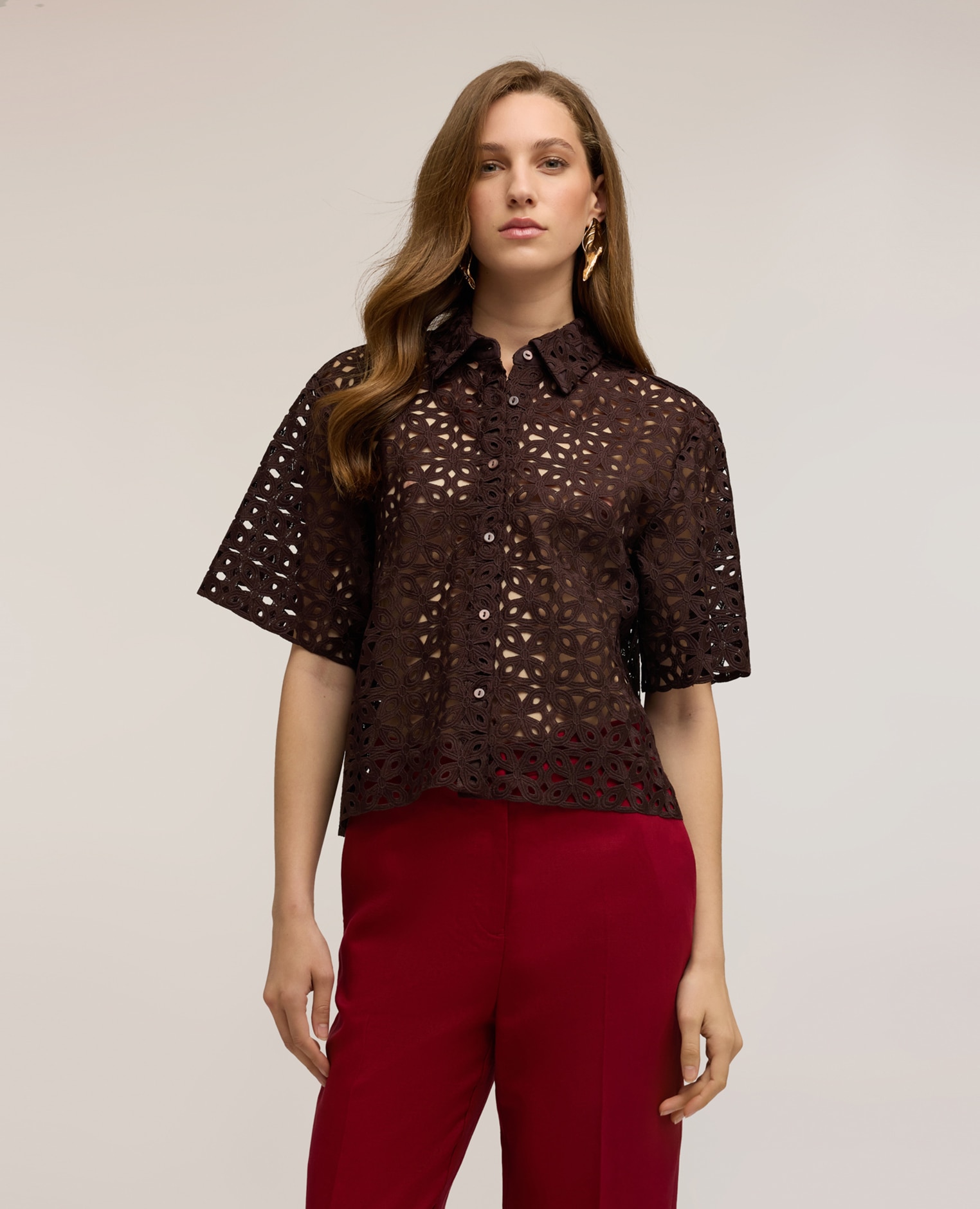 Motivi - Camisa de mujer boxy de encaje macramé abertura frontal con cuello clásico y cierre de botones.