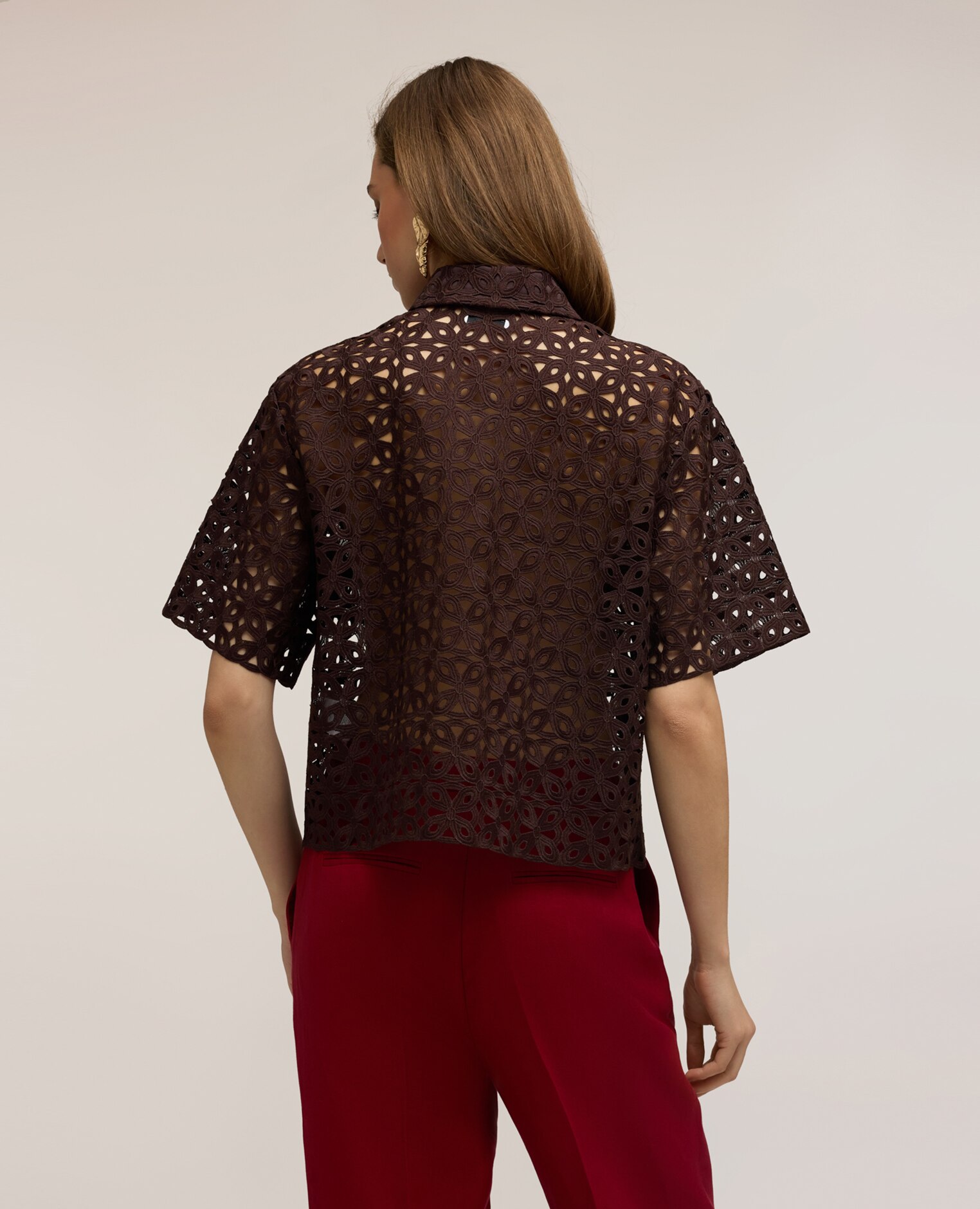Camisa de mujer boxy de encaje macramé abertura frontal con cuello clásico y cierre de botones - Motivi - Marrón Marrón-2