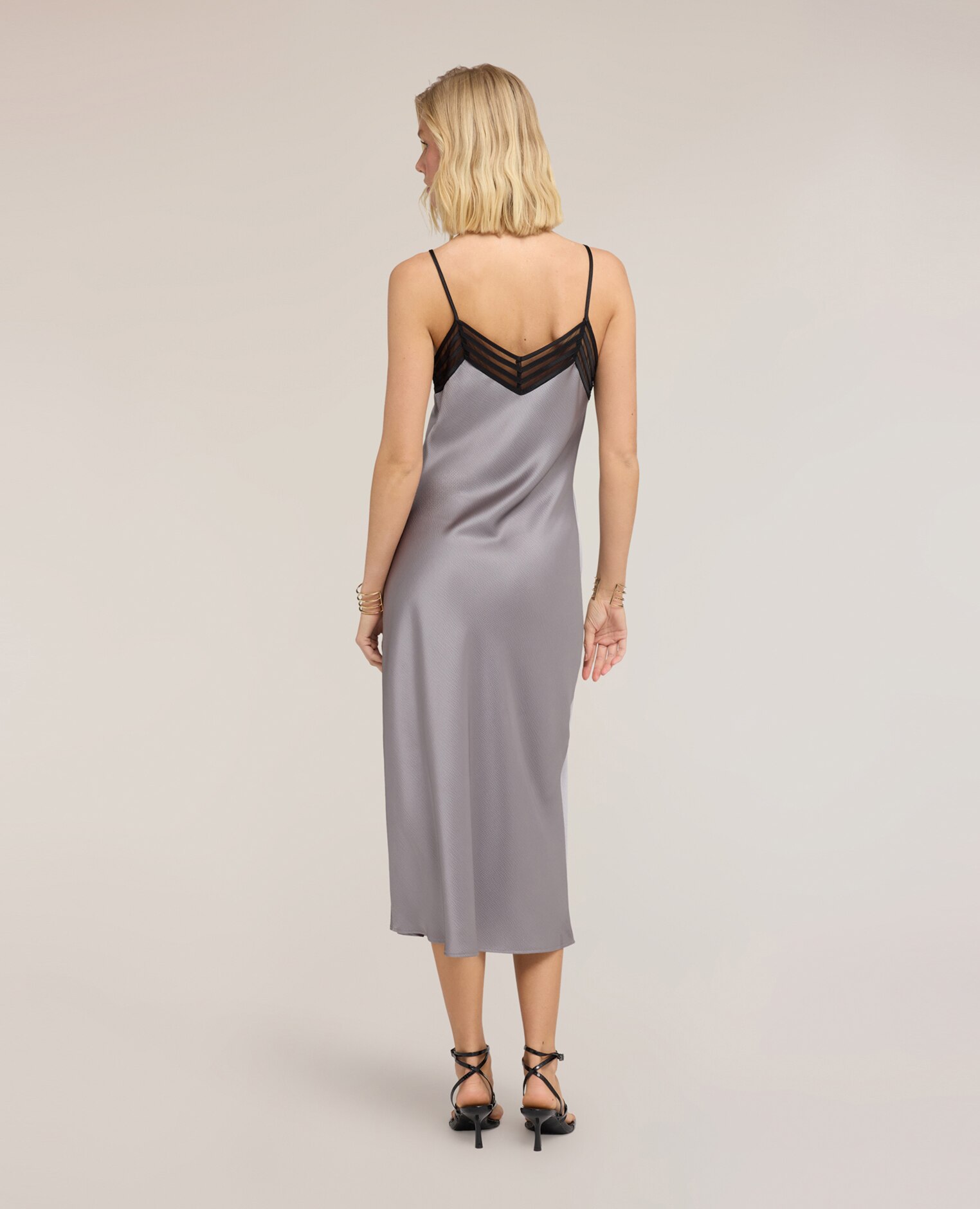 Vestido largo de satén con borde de tul tirantes finos ajustables - Motivi - Gris Gris-2