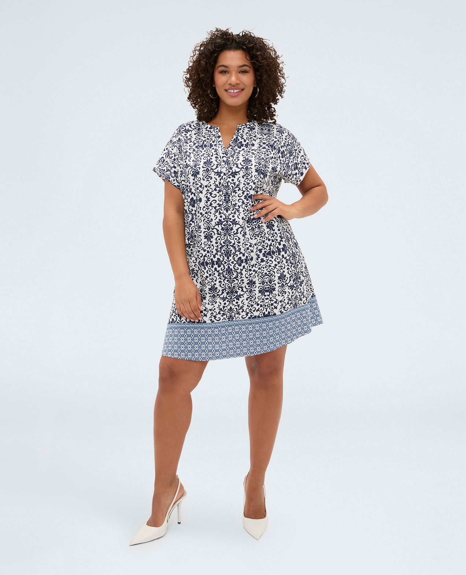 Fiorella Rubino - Vestido corto en viscosa con estampado estampado decorativo all-over con borde en contraste en el dobladillo.