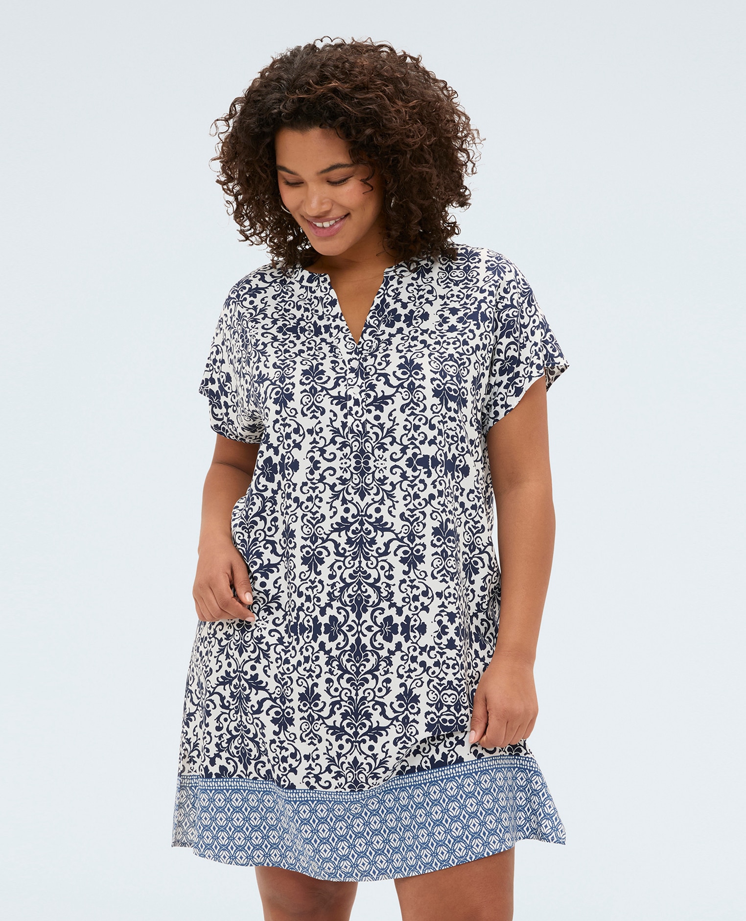 Vestido corto en viscosa con estampado estampado decorativo all-over con borde en contraste en el dobladillo - Fiorella Rubino - Azul Azul-3