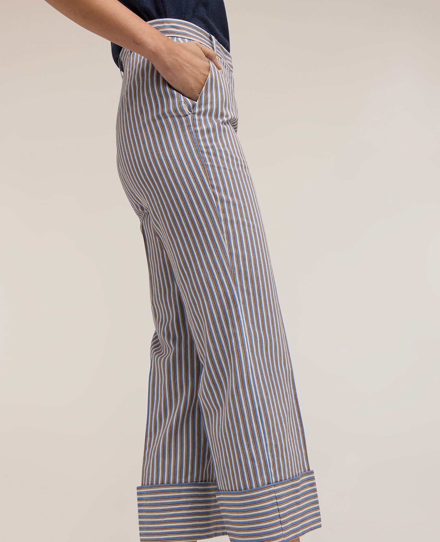 Pantalones de mujer cropped a rayas en mezcla de algodón ajuste regular cierre frontal con botones y cremallera - Motivi - Azul claro Azul claro-4