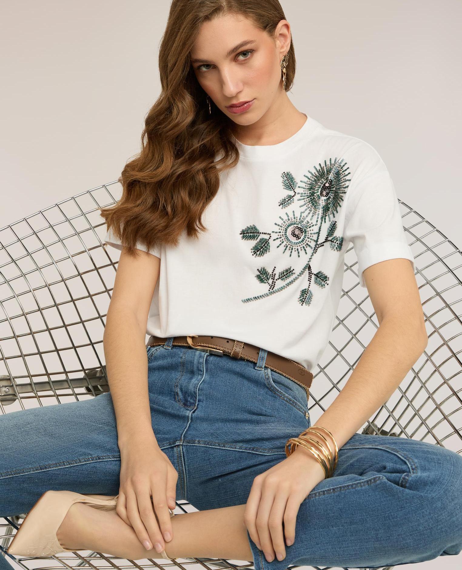 Motivi - Camiseta de mujer de jersey con aplicaciones florales ajuste boxy con escote redondo.