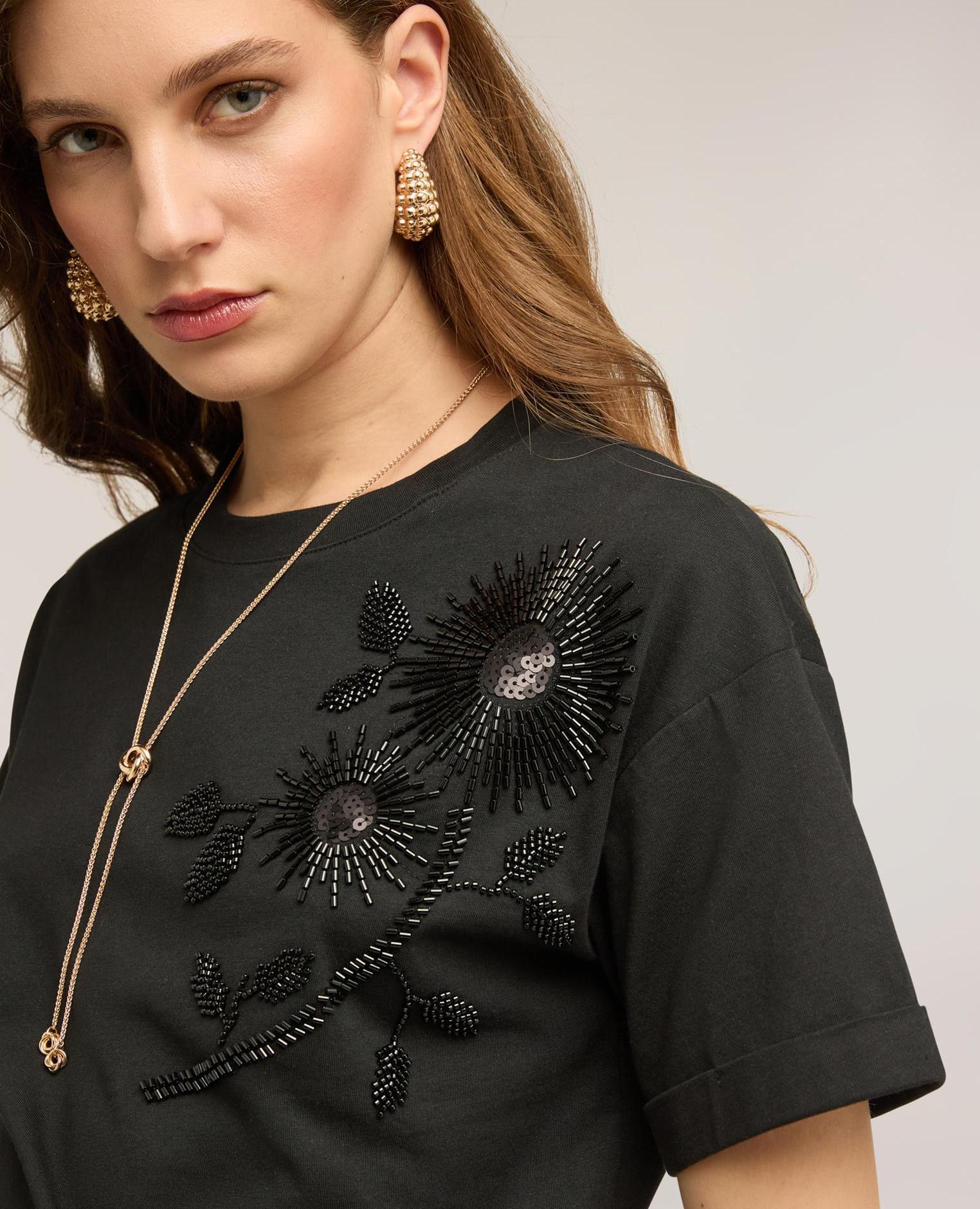 Camiseta de mujer de jersey con aplicaciones florales ajuste boxy con escote redondo - Motivi - Negro Negro-1