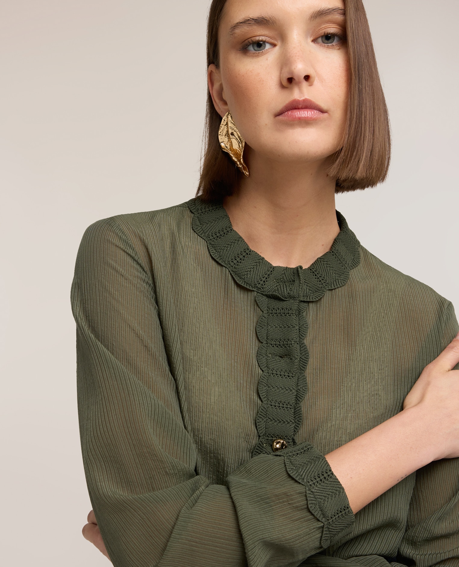 Camisa de mujer de mezcla de lyocell con bordes de punto escote redondo con cierre frontal de botones bordes tono sobre tono - Motivi - Verde militar Verde militar-4