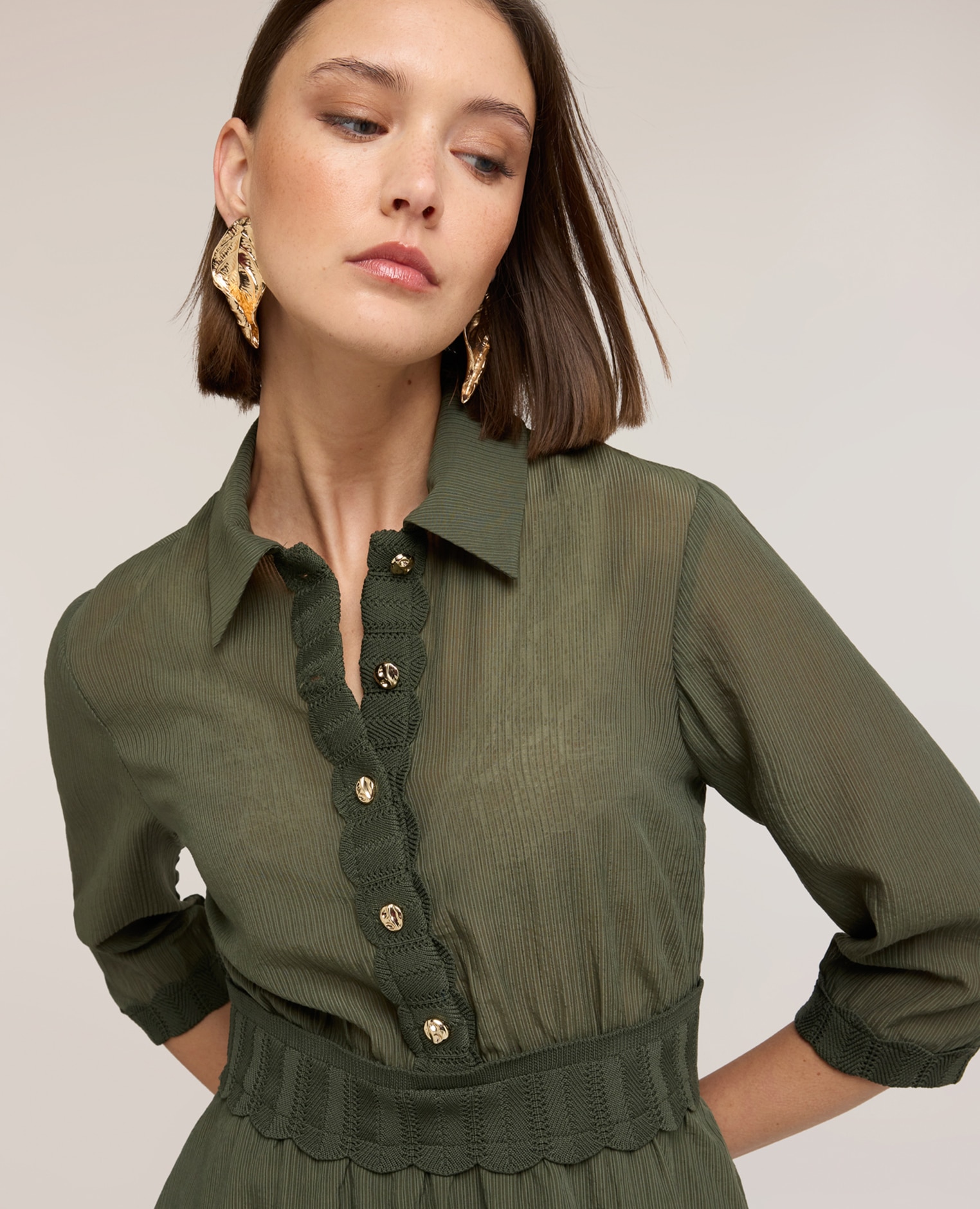 Vestido camisero en crepón mezcla lyocell abertura frontal con botones y cremallera cintura con banda elástica - Motivi - Kaki Kaki-4