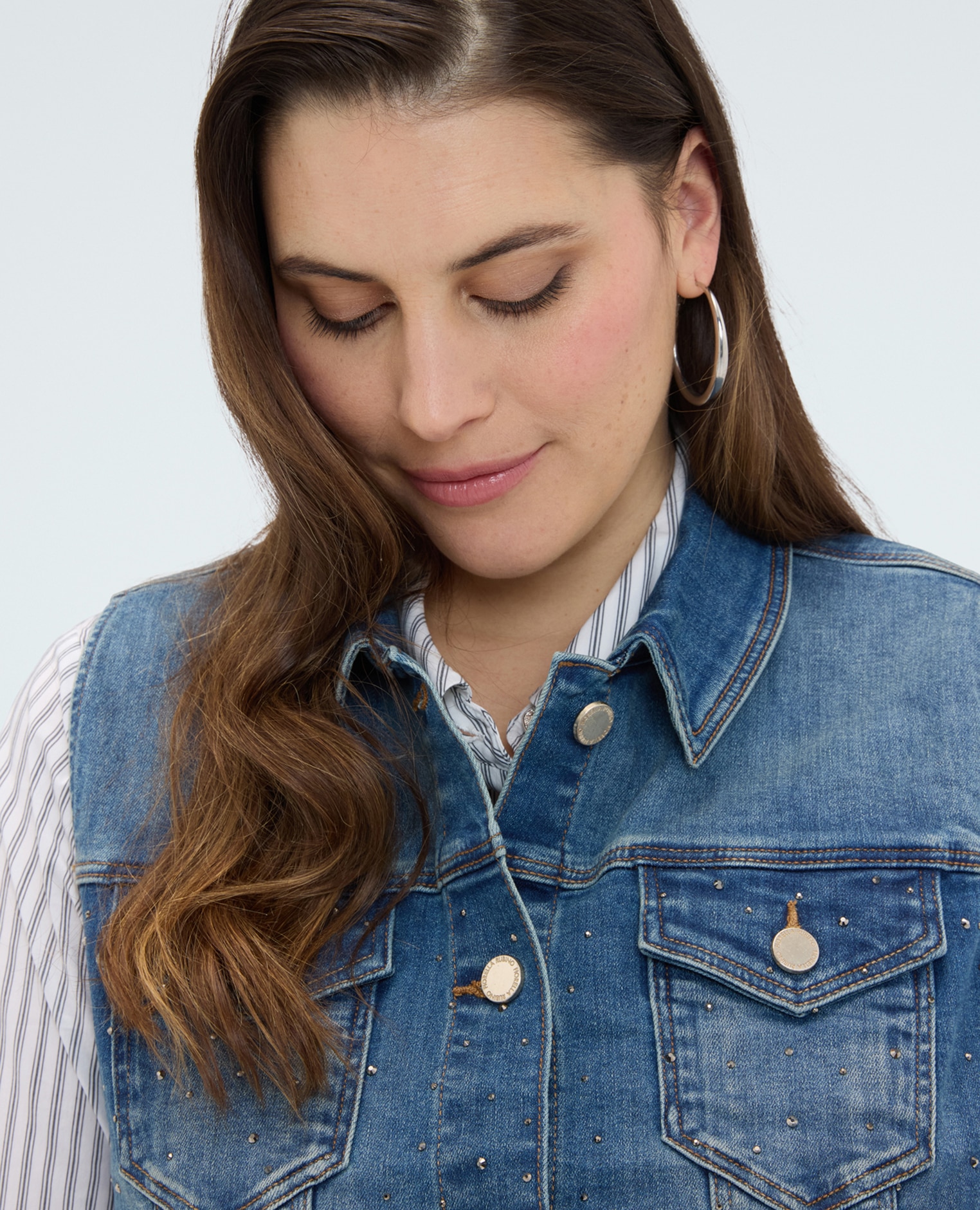 Chaleco de mujer de denim con strass cuello clásico con dos bolsillos aplicados en el pecho - Fiorella Rubino - Azul Azul-4