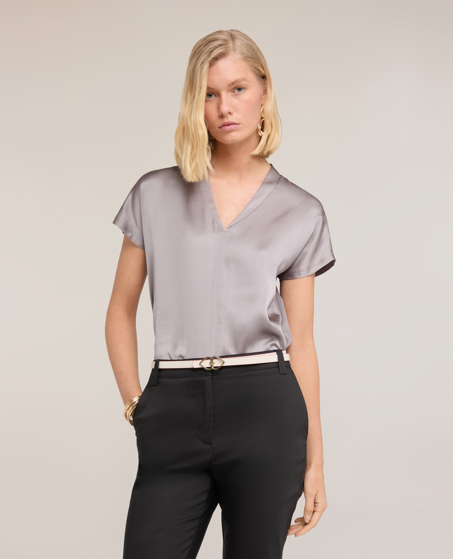 Camiseta de mujer bimatérica con escote en v ajuste regular con escote en v - Motivi - Gris Gris-1
