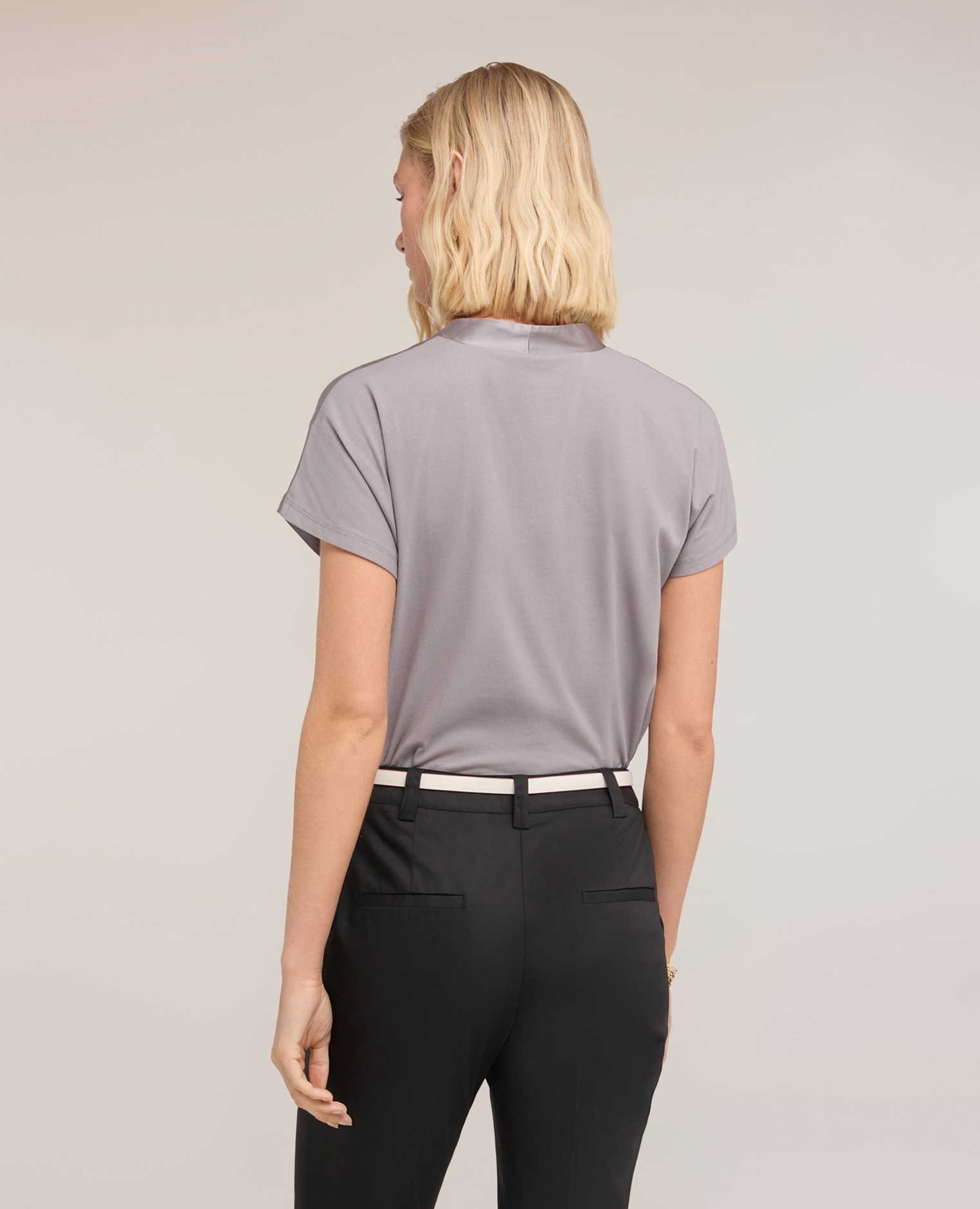 Camiseta de mujer bimatérica con escote en v ajuste regular con escote en v - Motivi - Gris Gris-2