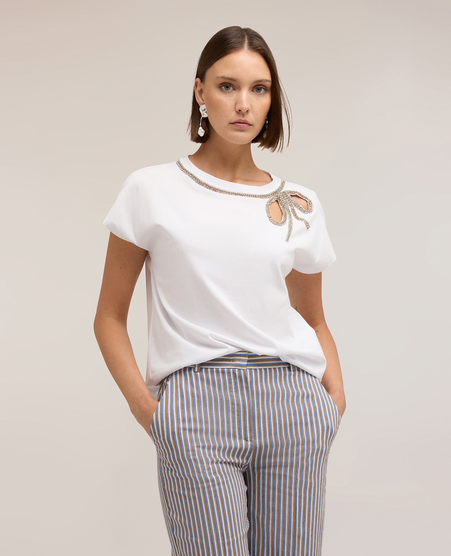 Camiseta de mujer con lazo de estrás escote redondo con motivo cut-out y lazo de strass - Motivi - Blanco Blanco-1