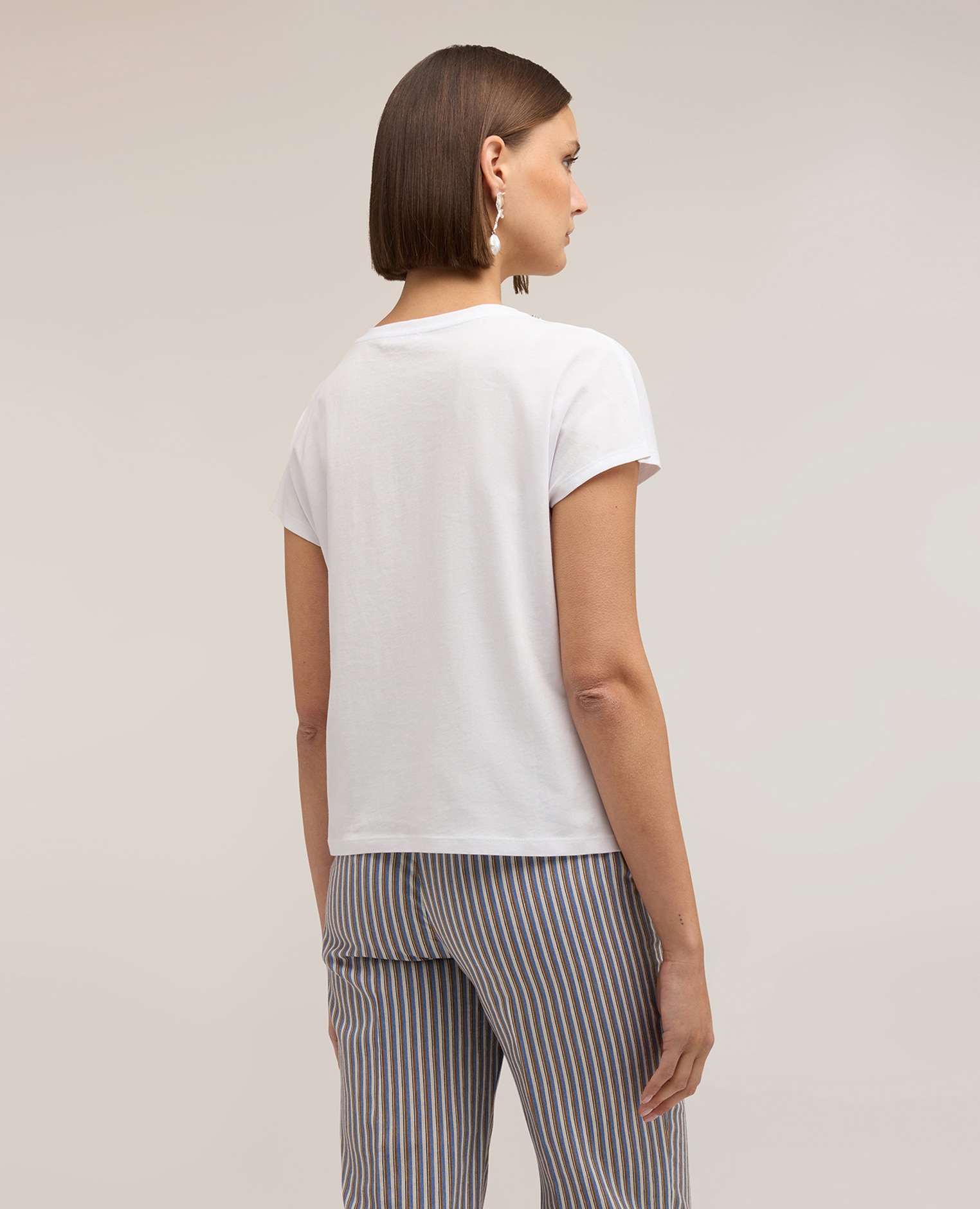 Camiseta de mujer con lazo de estrás escote redondo con motivo cut-out y lazo de strass - Motivi - Blanco Blanco-2