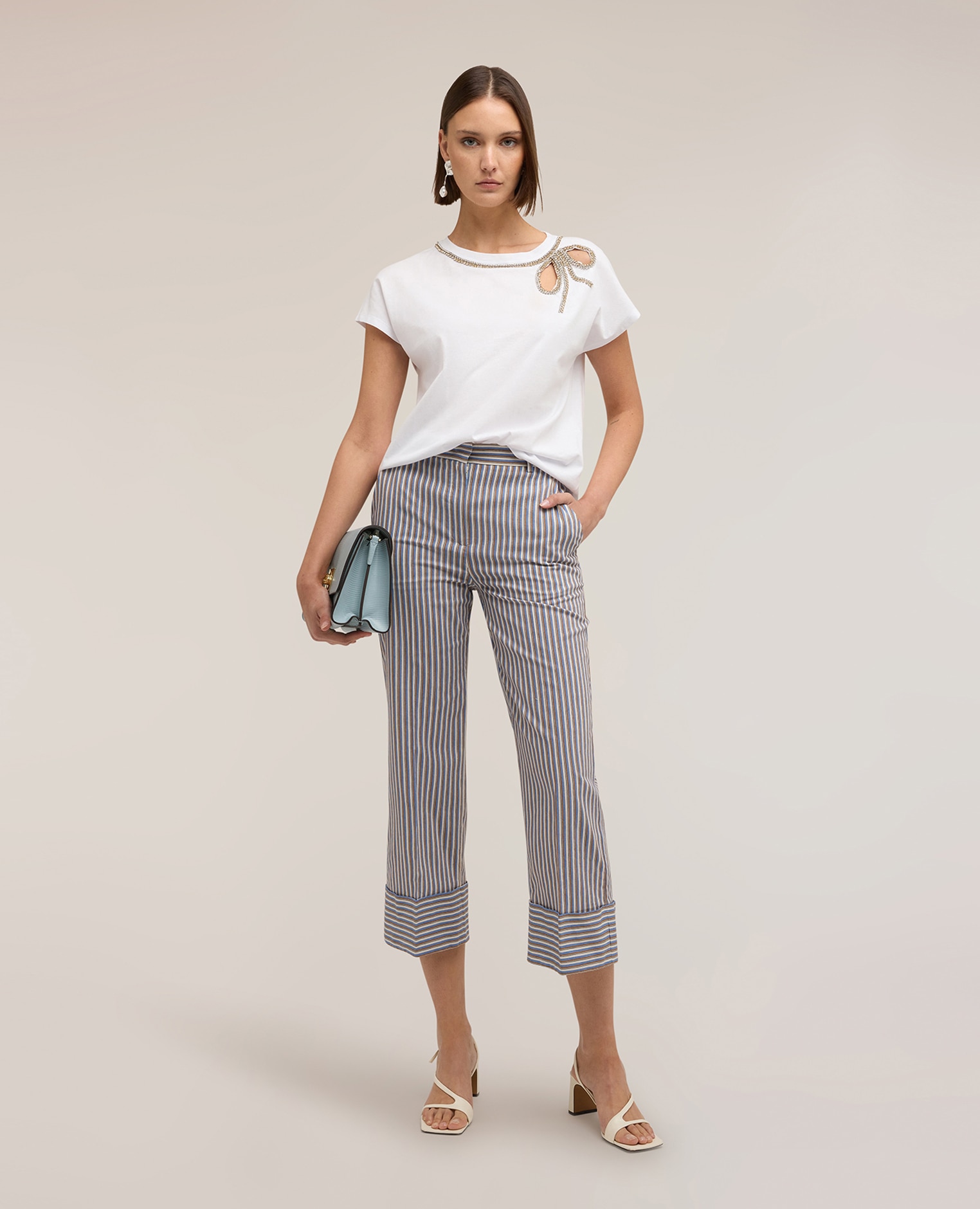 Camiseta de mujer con lazo de estrás escote redondo con motivo cut-out y lazo de strass - Motivi - Blanco Blanco-3