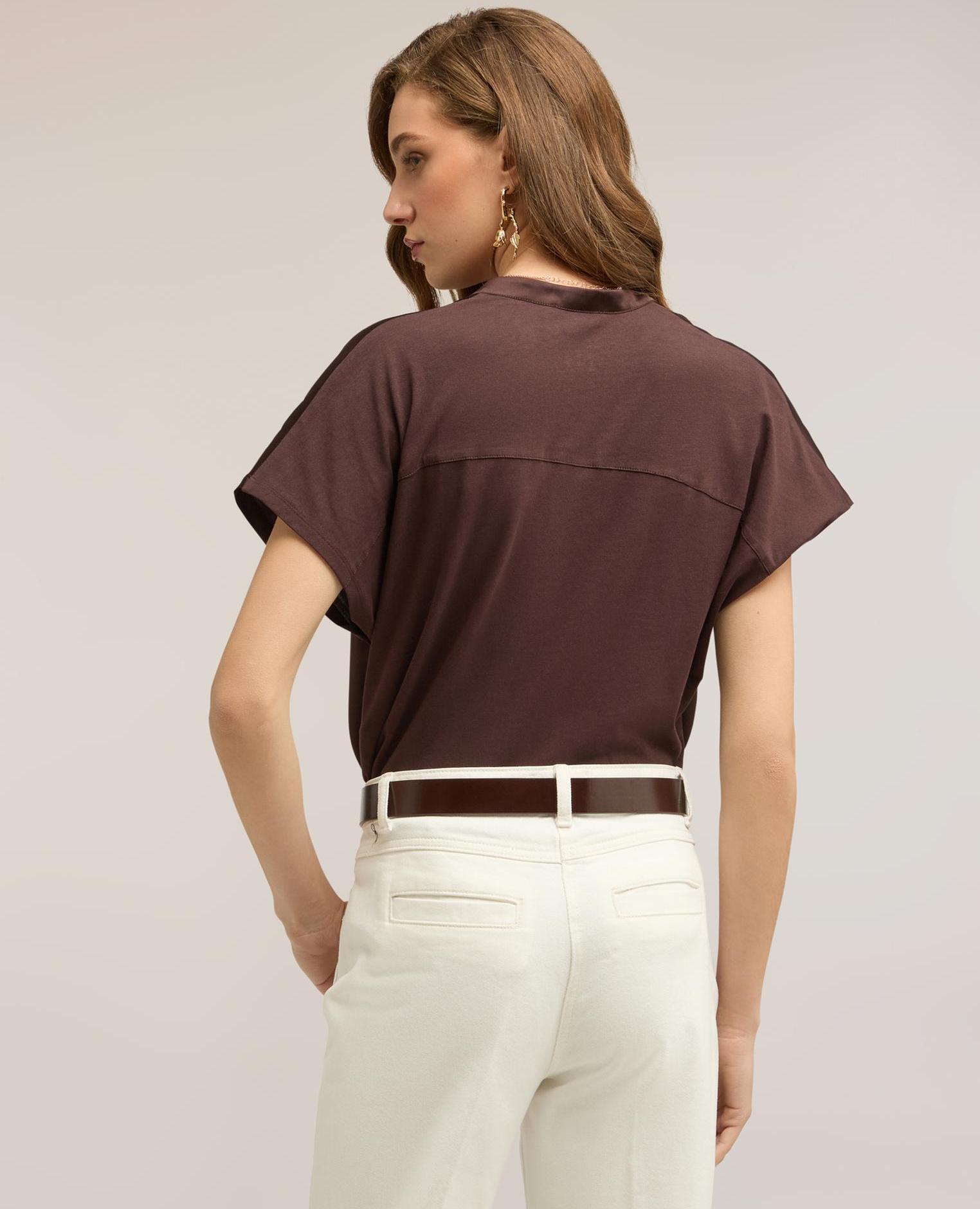 Camiseta de mujer de raso con escote de serafina ajuste regular con cierre frontal de serafina - Motivi - Marrón Marrón-2