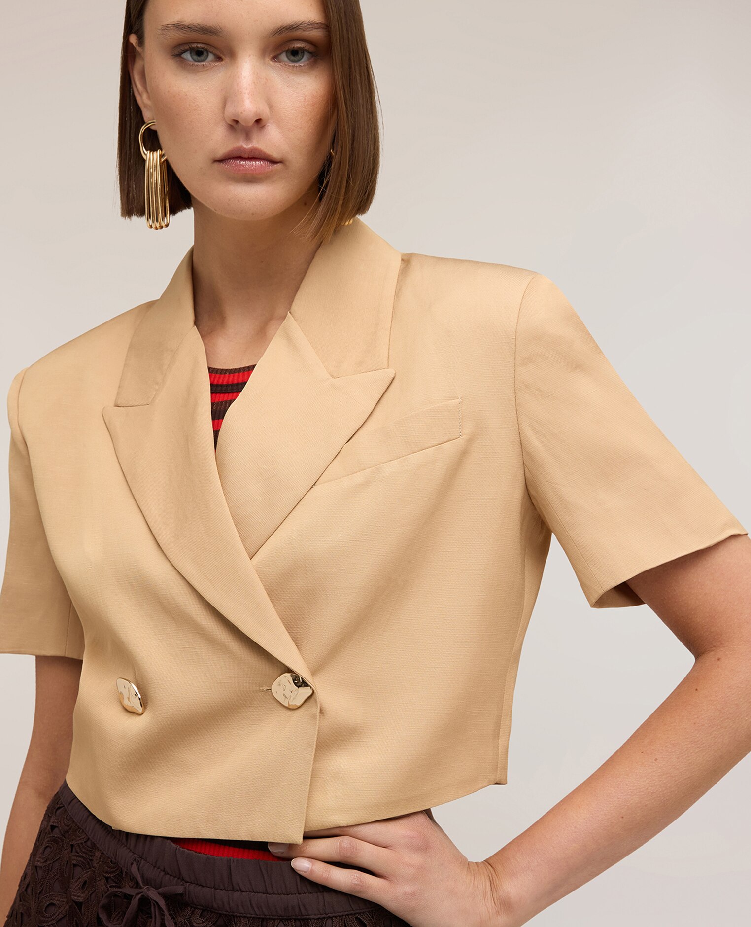Chaqueta de mujer corta cruzada de manga corta modelo con ajuste boxy y cierre cruzado con botones - Motivi - Beige Beige-4