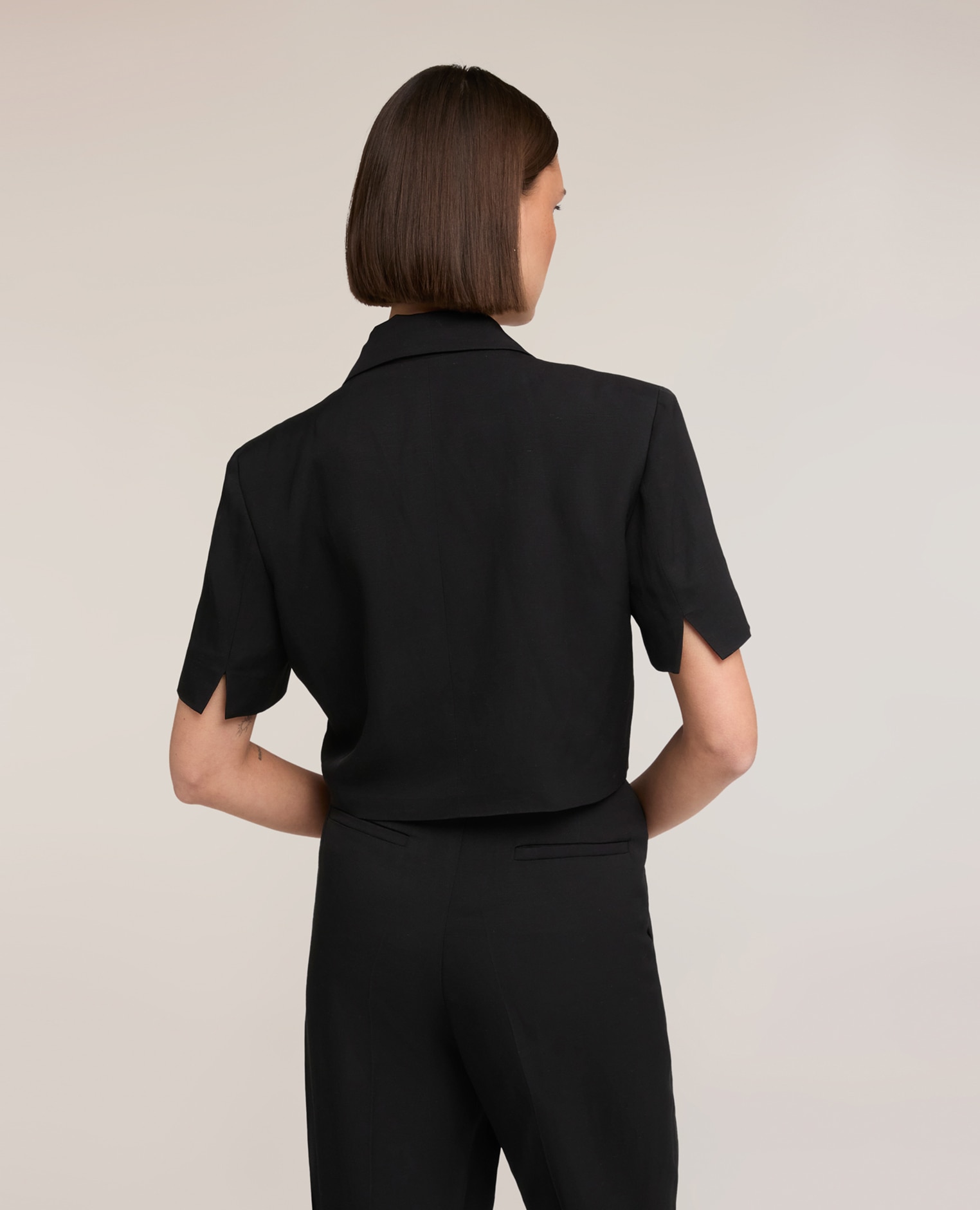 Chaqueta de mujer corta cruzada de manga corta modelo con ajuste boxy y cierre cruzado con botones - Motivi - Negro Negro-2